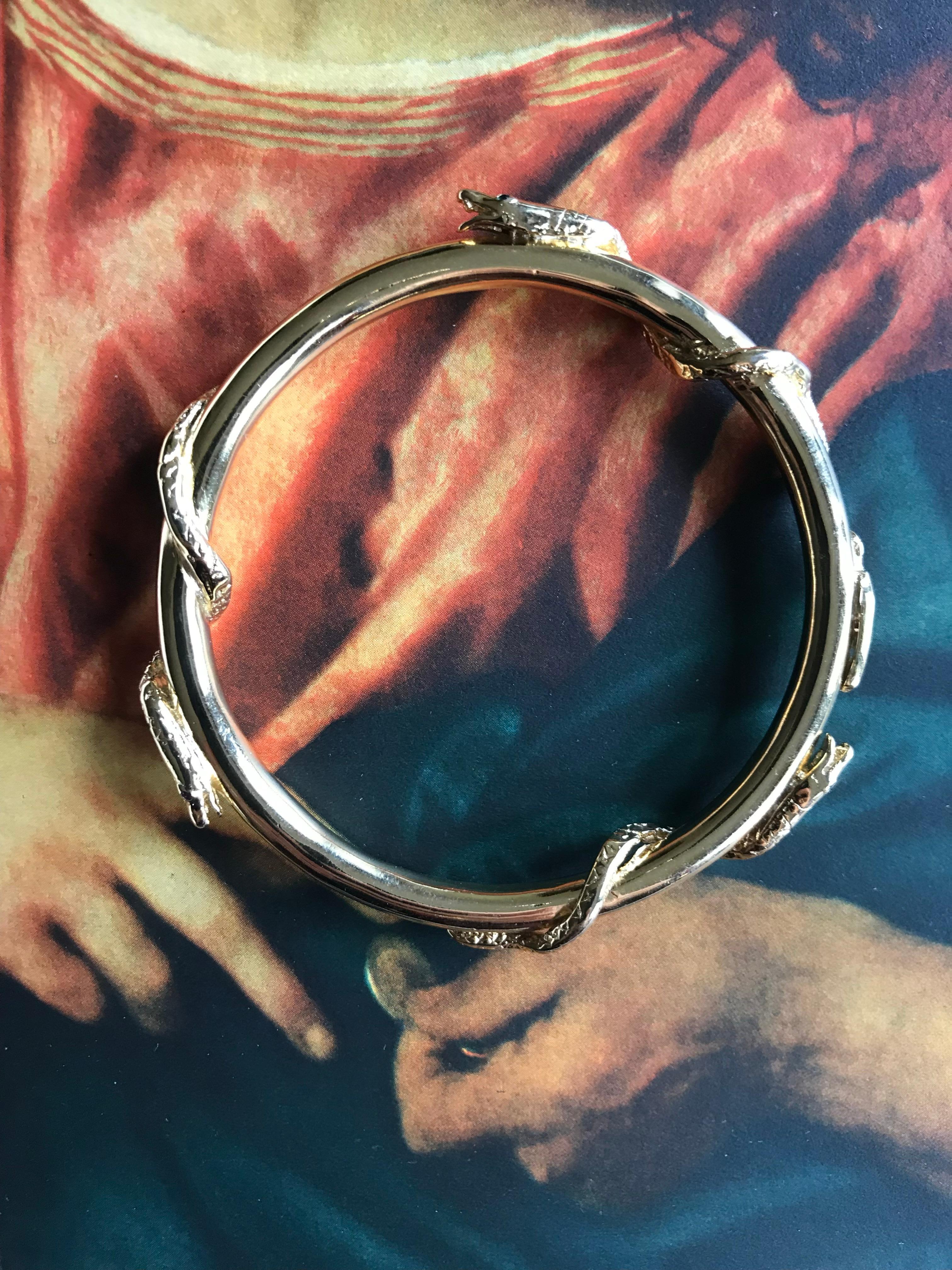 Bracelet jonc serpent émeraude saphir rubis style victorien en vente 3