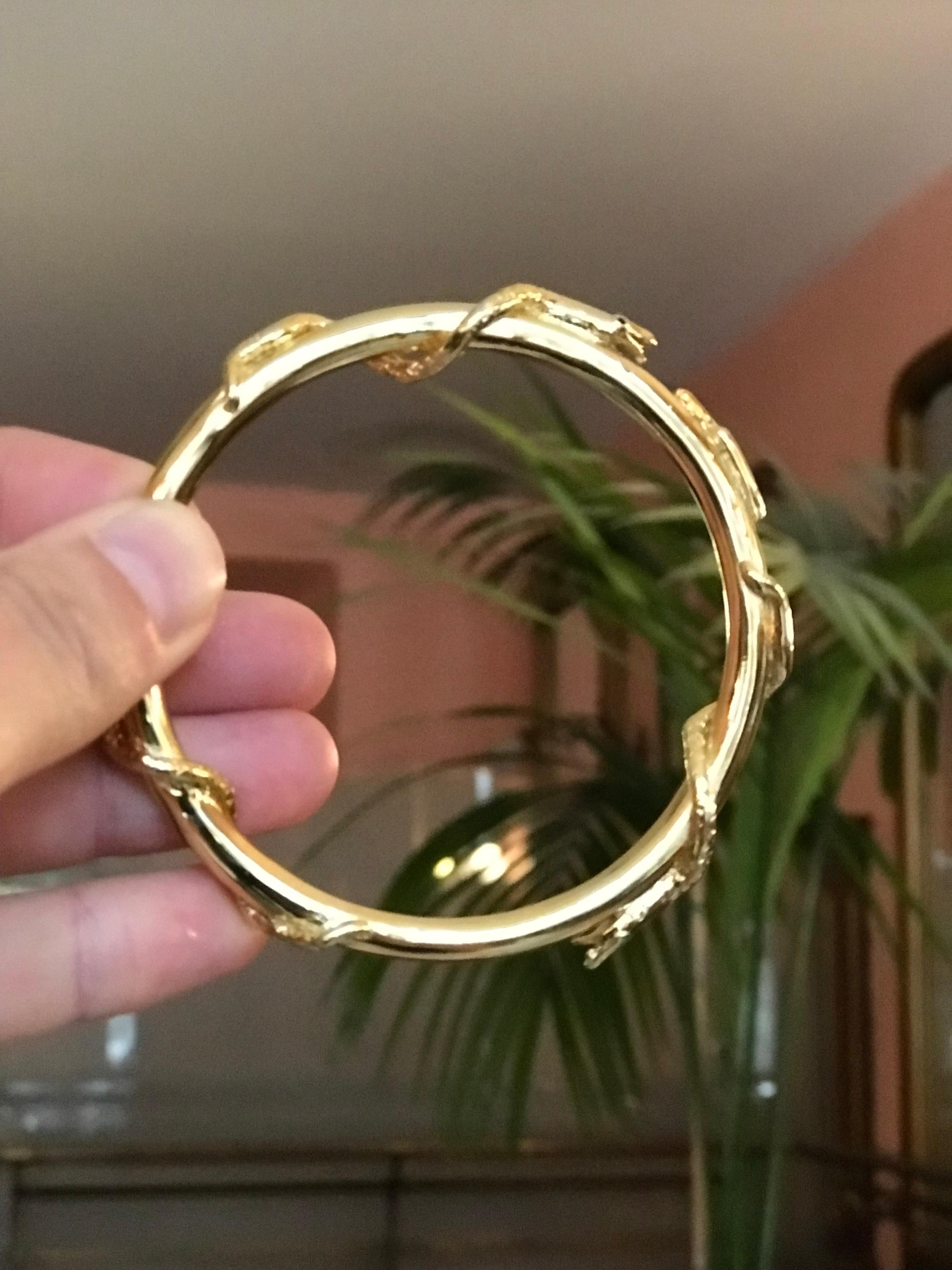 Taille ronde Bracelet jonc serpent émeraude saphir rubis en vente