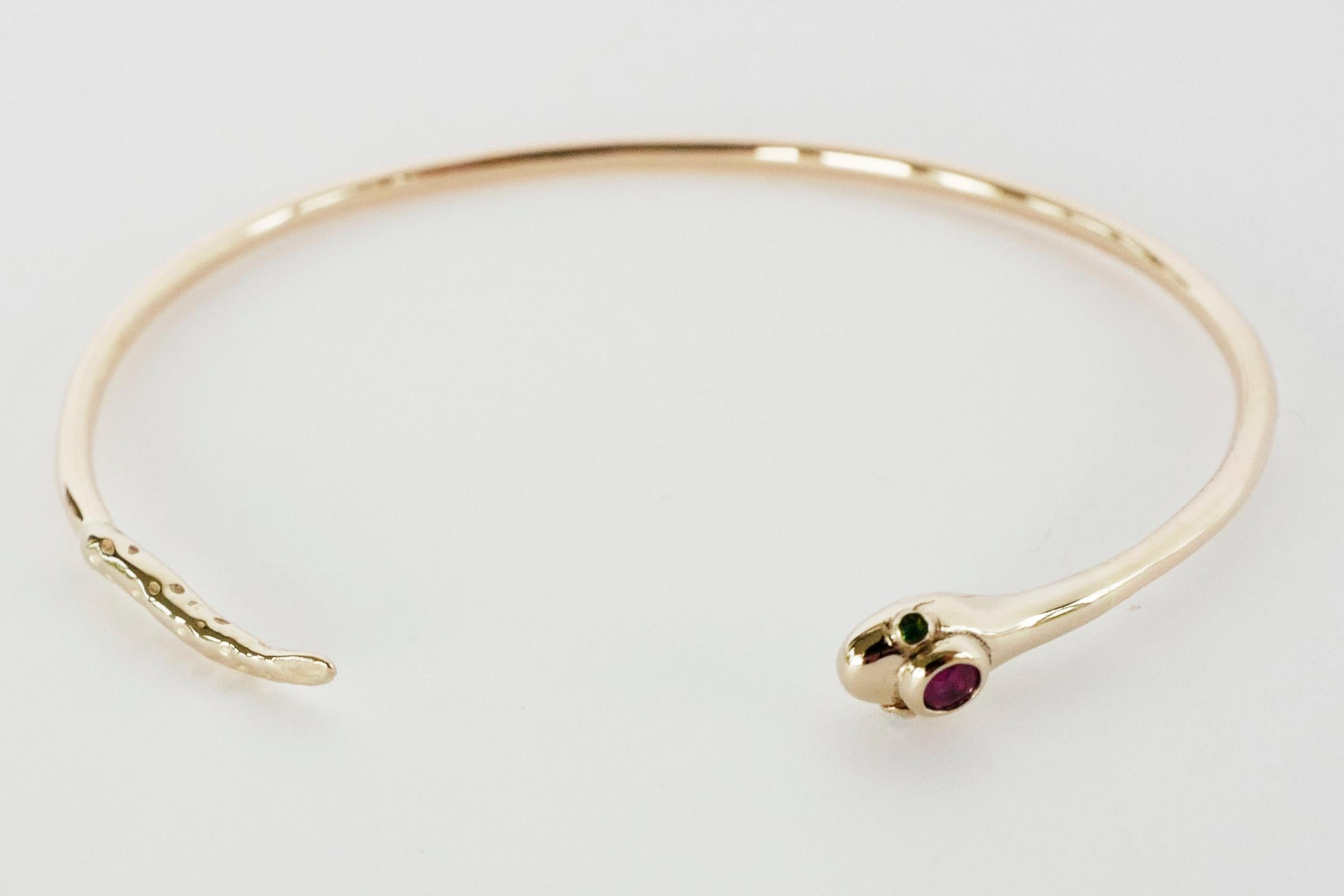 Romantique J Dauphin Bracelet manchette jonc serpent en or, émeraude et rubis, bijoutier animalier en vente