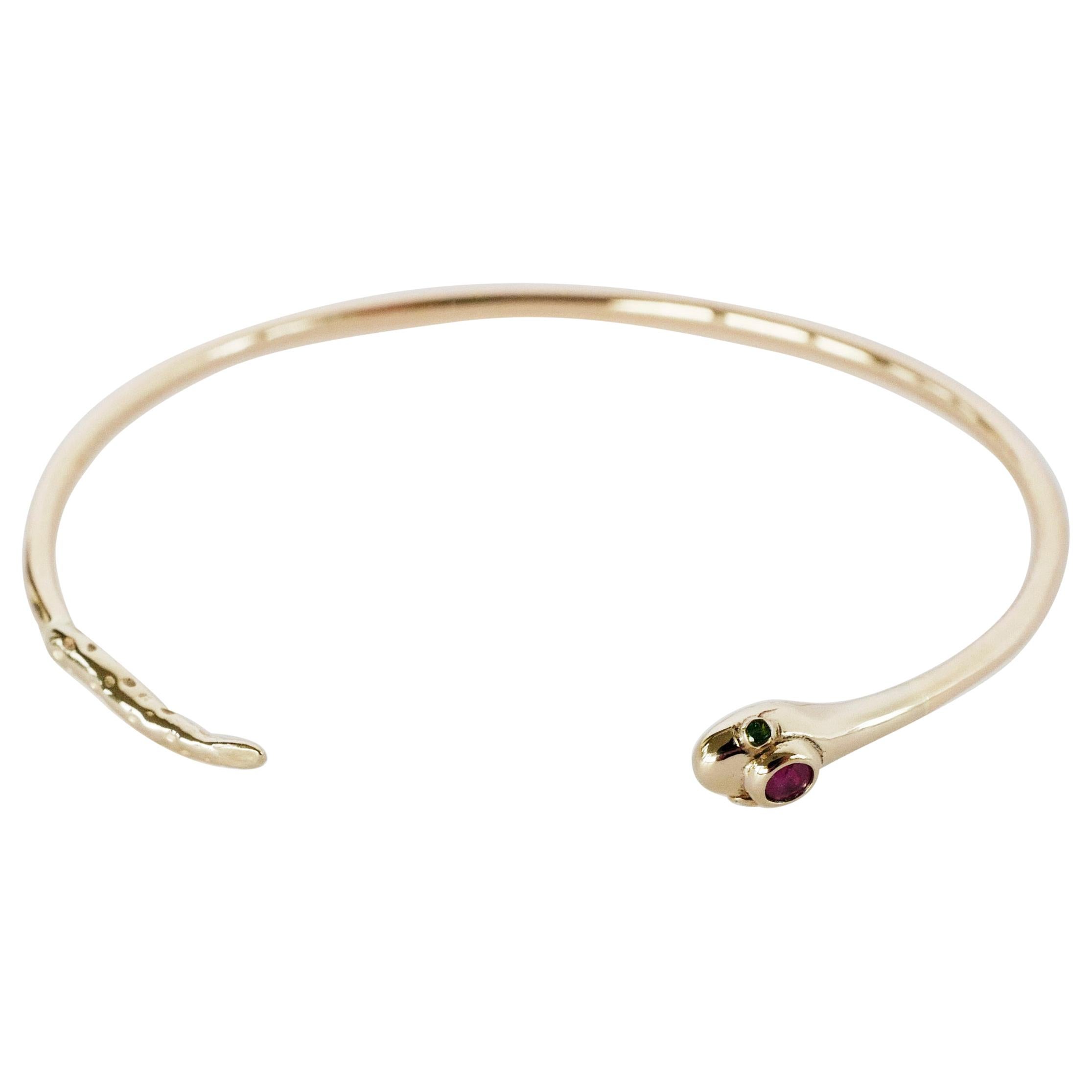 J Dauphin Bracelet manchette jonc serpent en or, émeraude et rubis, bijoutier animalier en vente