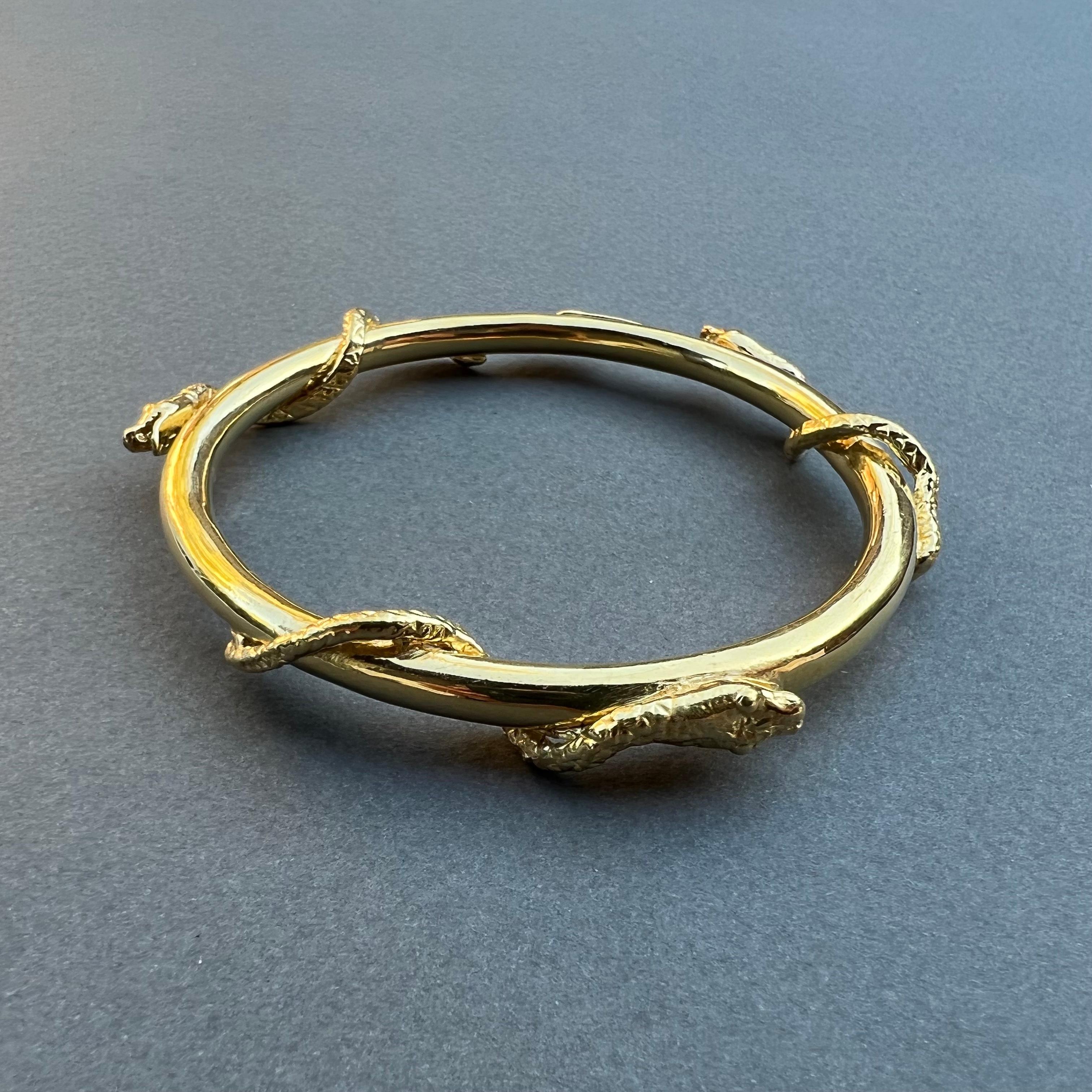 J Dauphin Bracelet jonc serpent en or avec émeraudes, rubis et saphirs bleus en vente 11