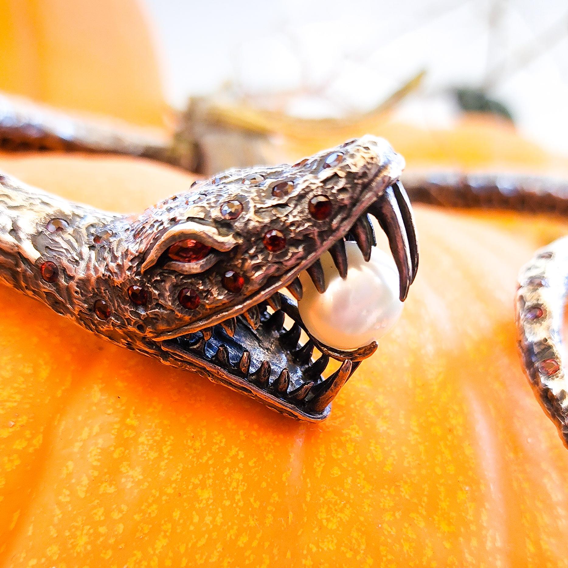 Collier ras du cou serpent gothique en argent, saphirs orange, perles des mers du Sud  en vente 11