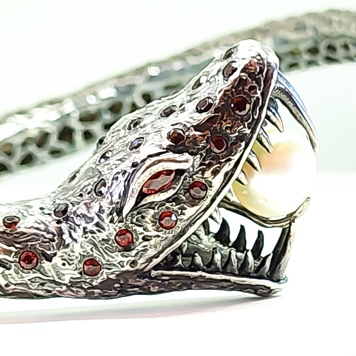 Taille mixte Collier ras du cou serpent gothique en argent, saphirs orange, perles des mers du Sud  en vente