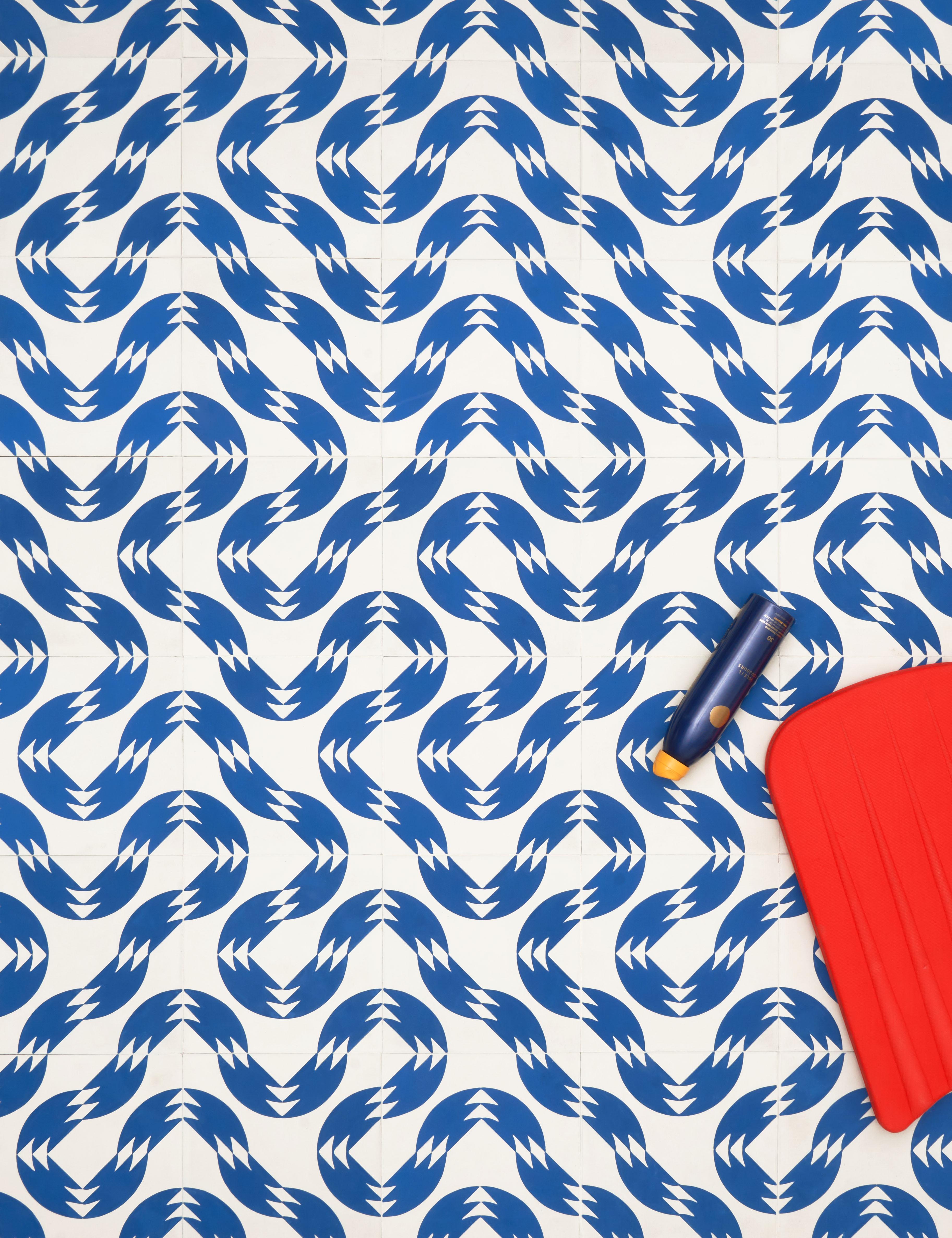 Snake is a winding, psychedelic maze pattern that is created by combining four different square modules. Snake can be made in many different layouts and yet still have the same feeling, because no matter how each tile is placed it seamlessly