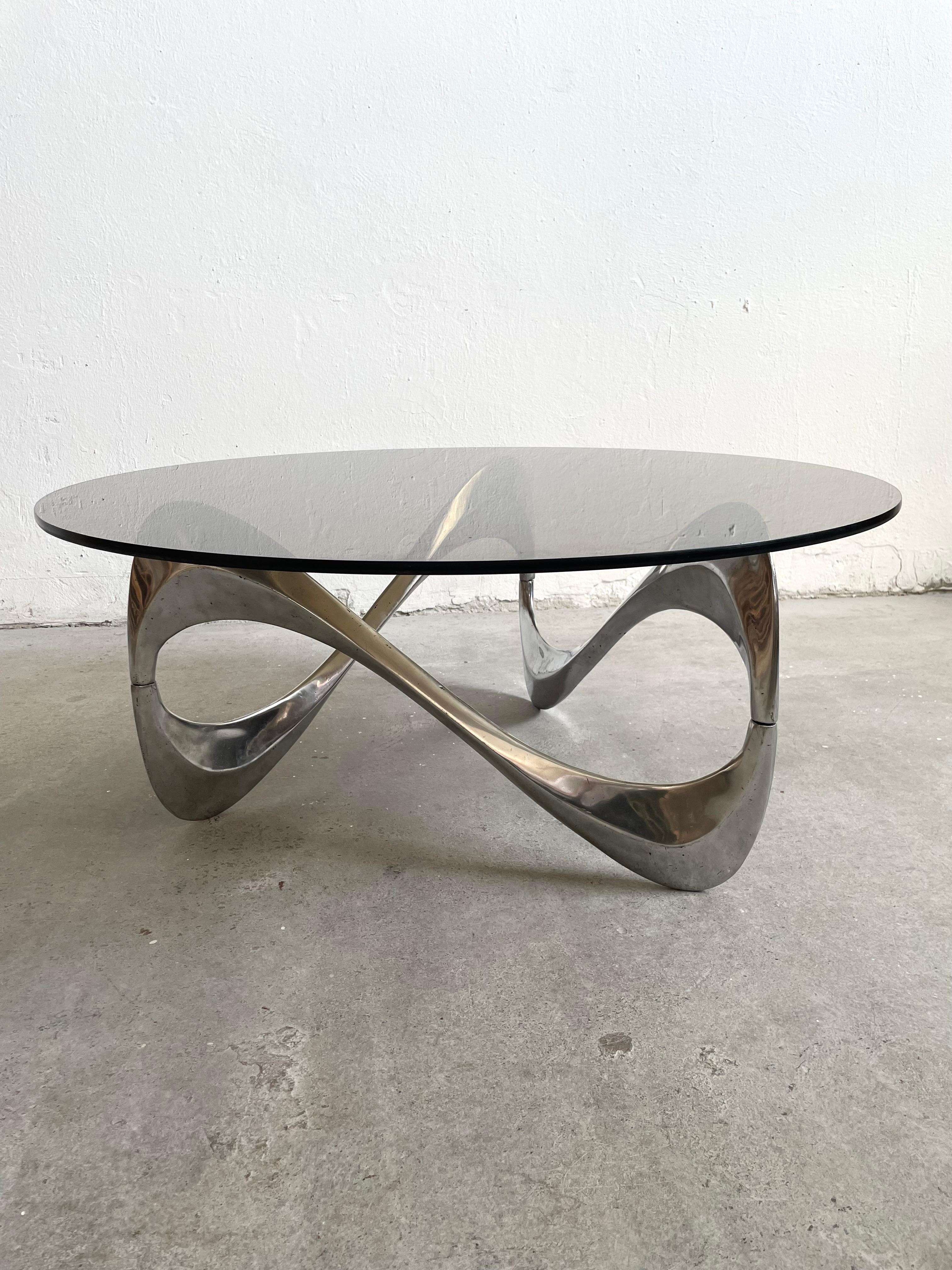 Sculptural Snake Coffee Table designed by Knut Hesterberg for Ronald Schmidt, Germany 1970's

The table features organic shaped aluminium base and a freestanding round tinted glass top.

The table is in good vintage condition. 

