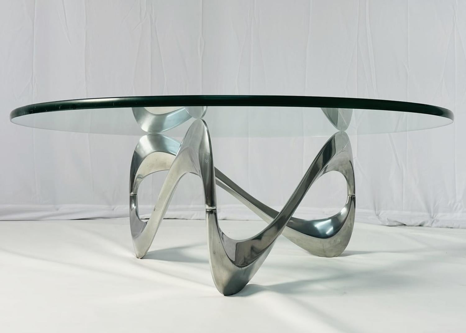 Table Snake moderne du milieu du siècle par Knut Hesterberg pour Ronald Schmitt, Circa 1965.
 
Cette beauté est composée d'une base en aluminium de forme organique et d'un plateau rond en verre.
 
 
Dimensions : 42 pouces de diamètre x 15,50 pouces