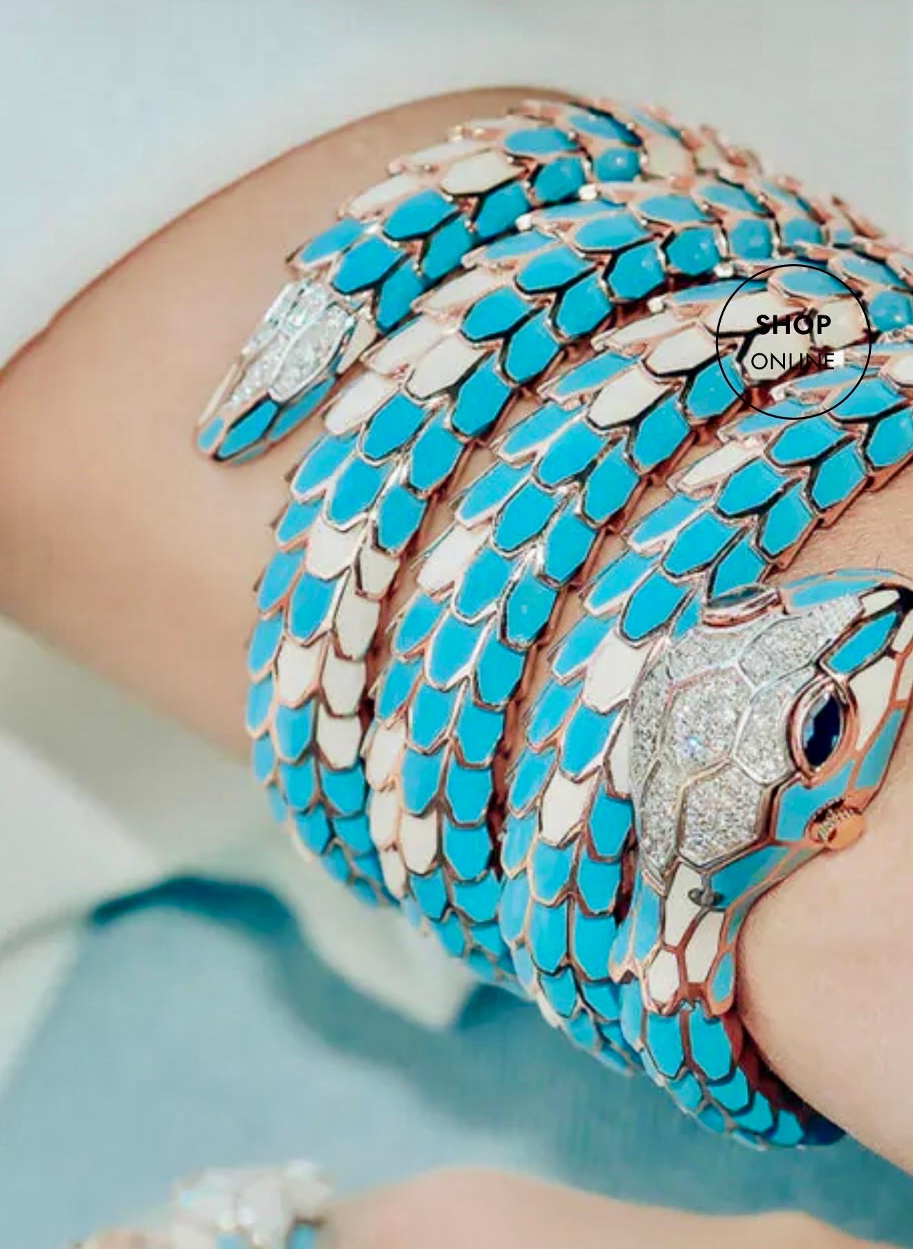 SNAKE COLLECTION , Turquoise & Whiting  BRACELET SERPENT , Diamants, 18K & Sterling
Le bracelet enveloppant d'Alexis NY est un bijou inspiré par la nature. Ses rangs ont été conçus en tenant compte du corps du porteur. Pour le porter, il suffit
