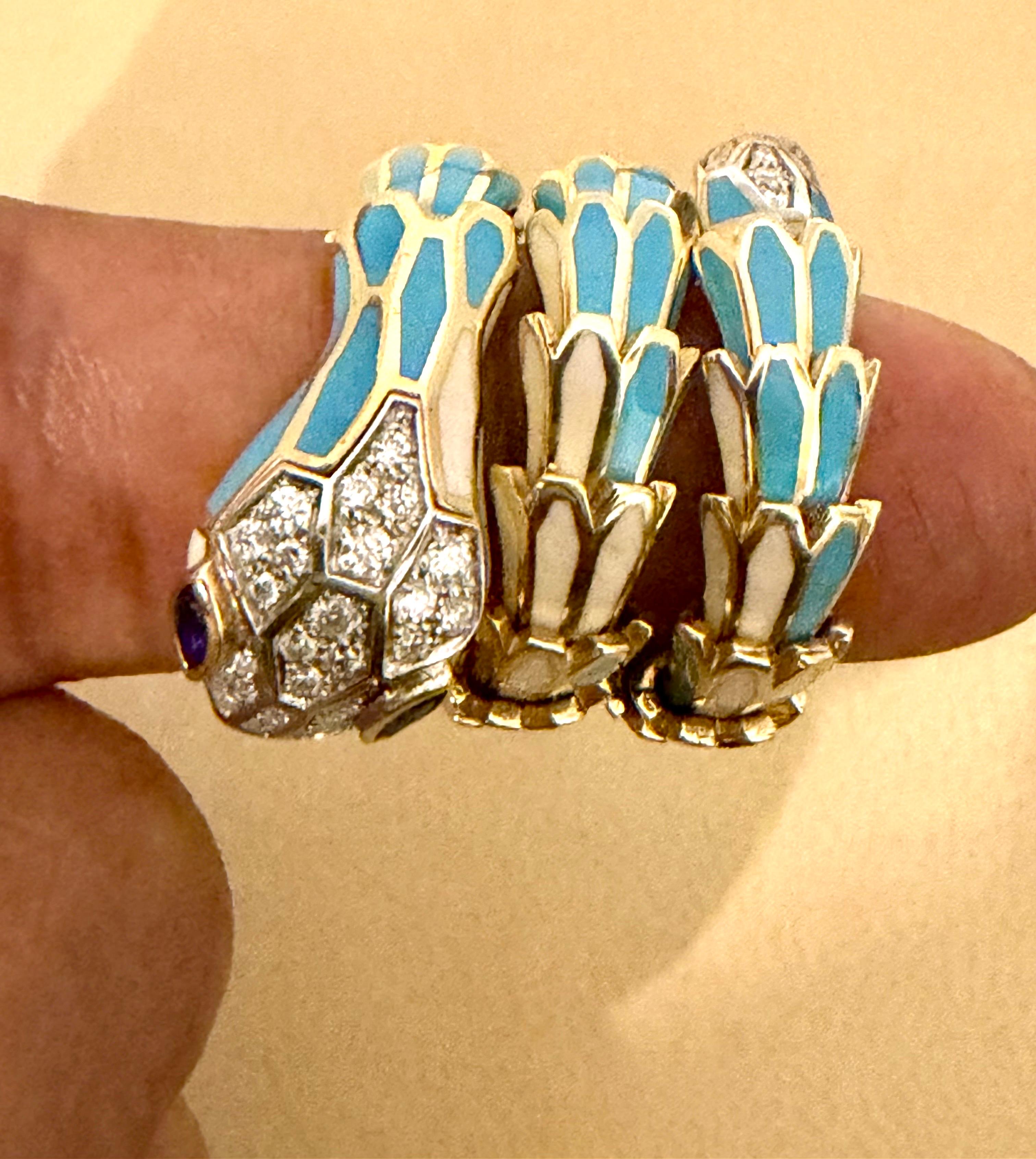 SNAKE COLLECTION , Turquoise & Whiting  Bague serpent, diamants, 18K et sterling
La bague serpentine d'Alexis NY est un bijou inspiré par la nature. Ses rangs ont été conçus en tenant compte du corps du porteur. Grâce à sa forme flexible, l'anneau