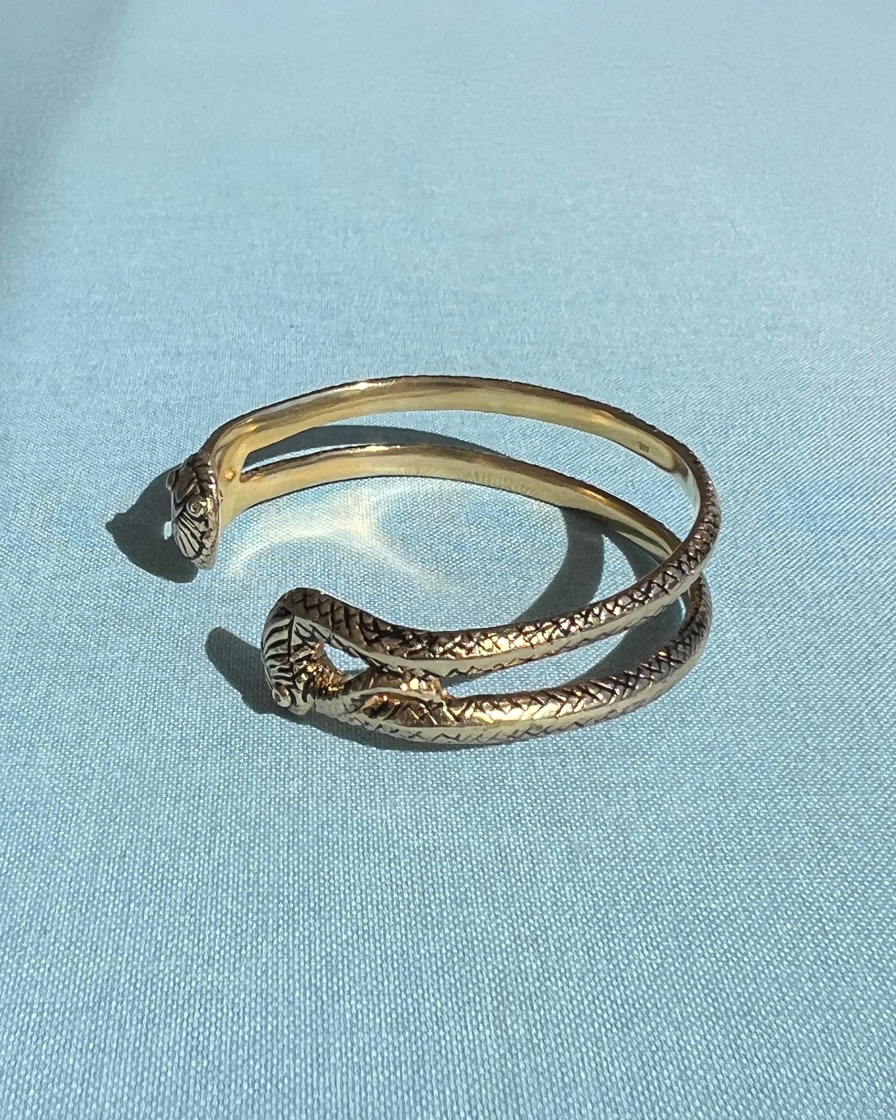 Snake Cuff Armband Weißer Diamant Schwarzes Emaille (Brillantschliff) im Angebot