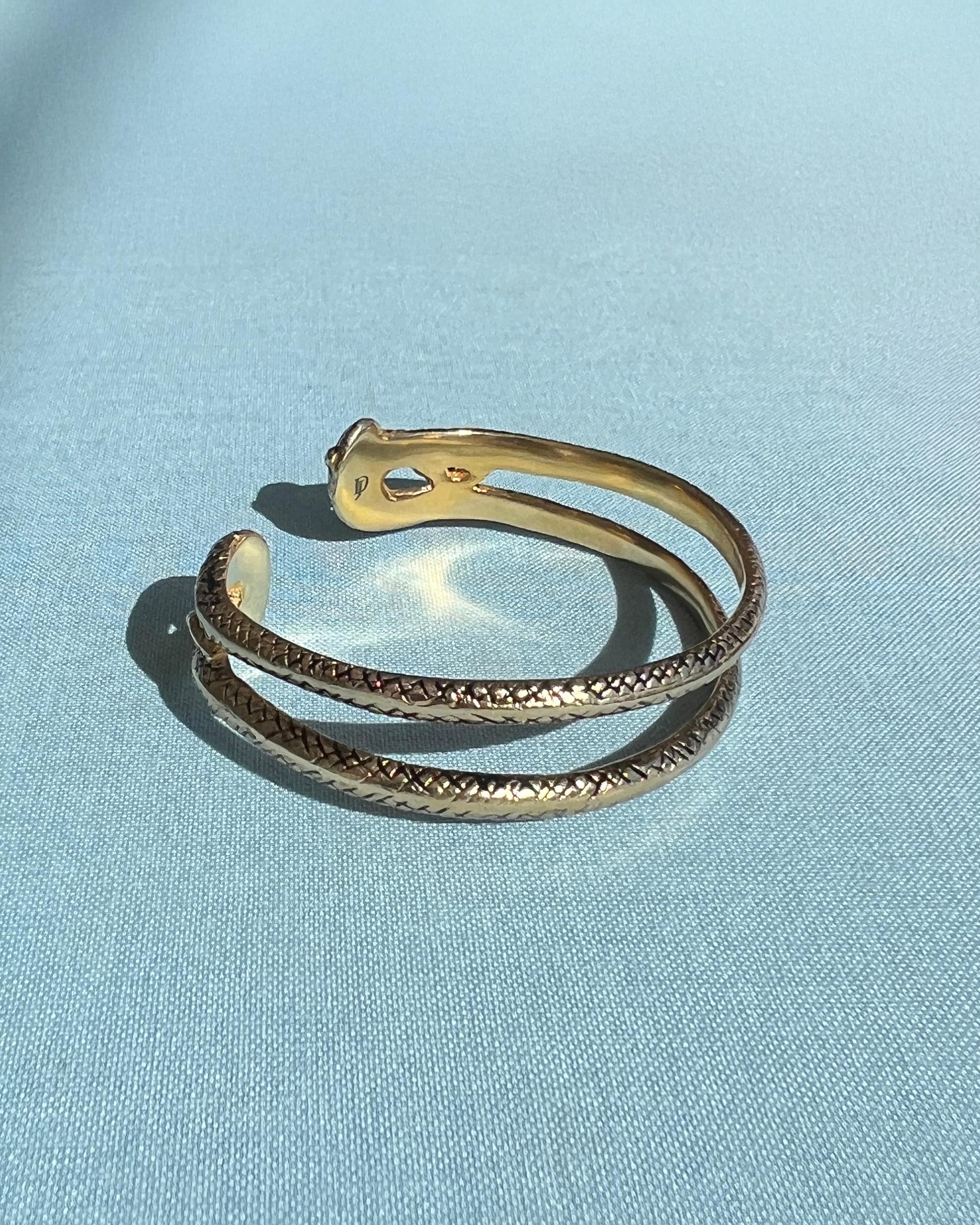 Snake Cuff Armband Weißer Diamant Schwarzes Emaille im Zustand „Neu“ im Angebot in Los Angeles, CA