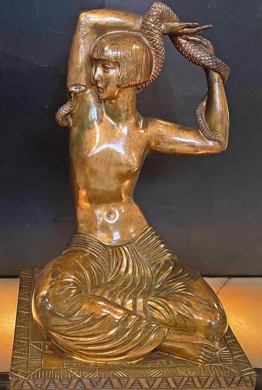 Extrêmement rare et très finement moulée, cette sculpture en bronze doré d'une danseuse de serpent en tenue de harem - mais avec une coiffure moderne des années 1920 - a été réalisée par Raymond Delamarre à l'apogée de la période Art déco dans les