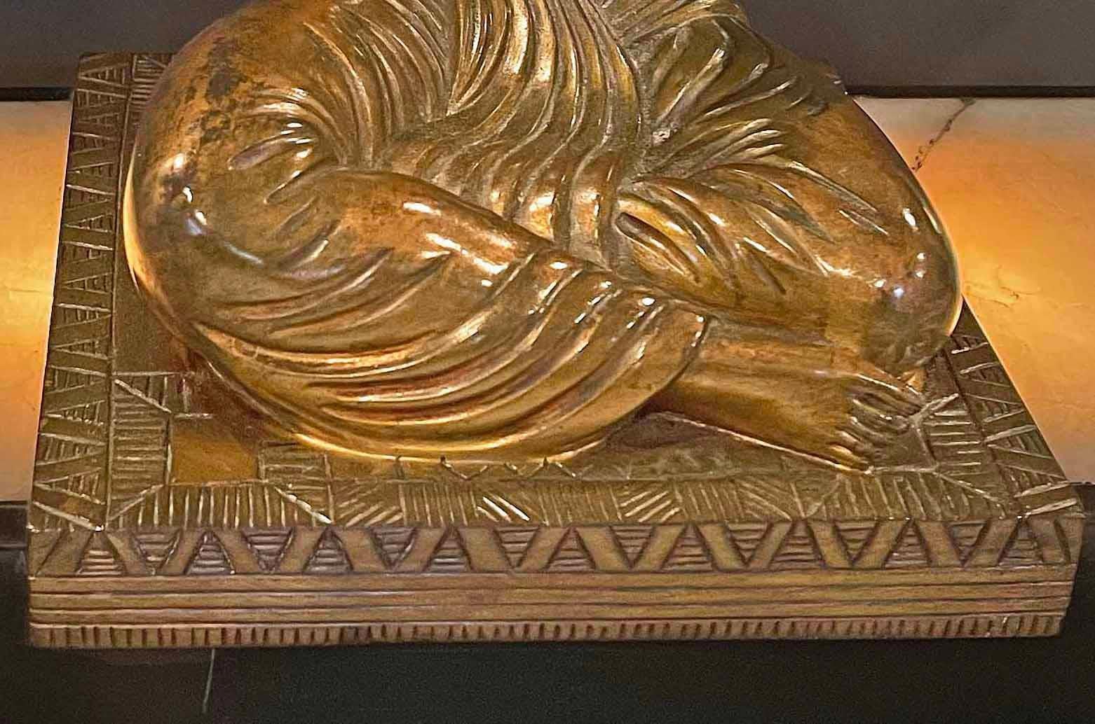 Art déco Sculpture Art Déco extrêmement raffinée « Danseuse de serpent » avec nu féminin, base en albâtre en vente