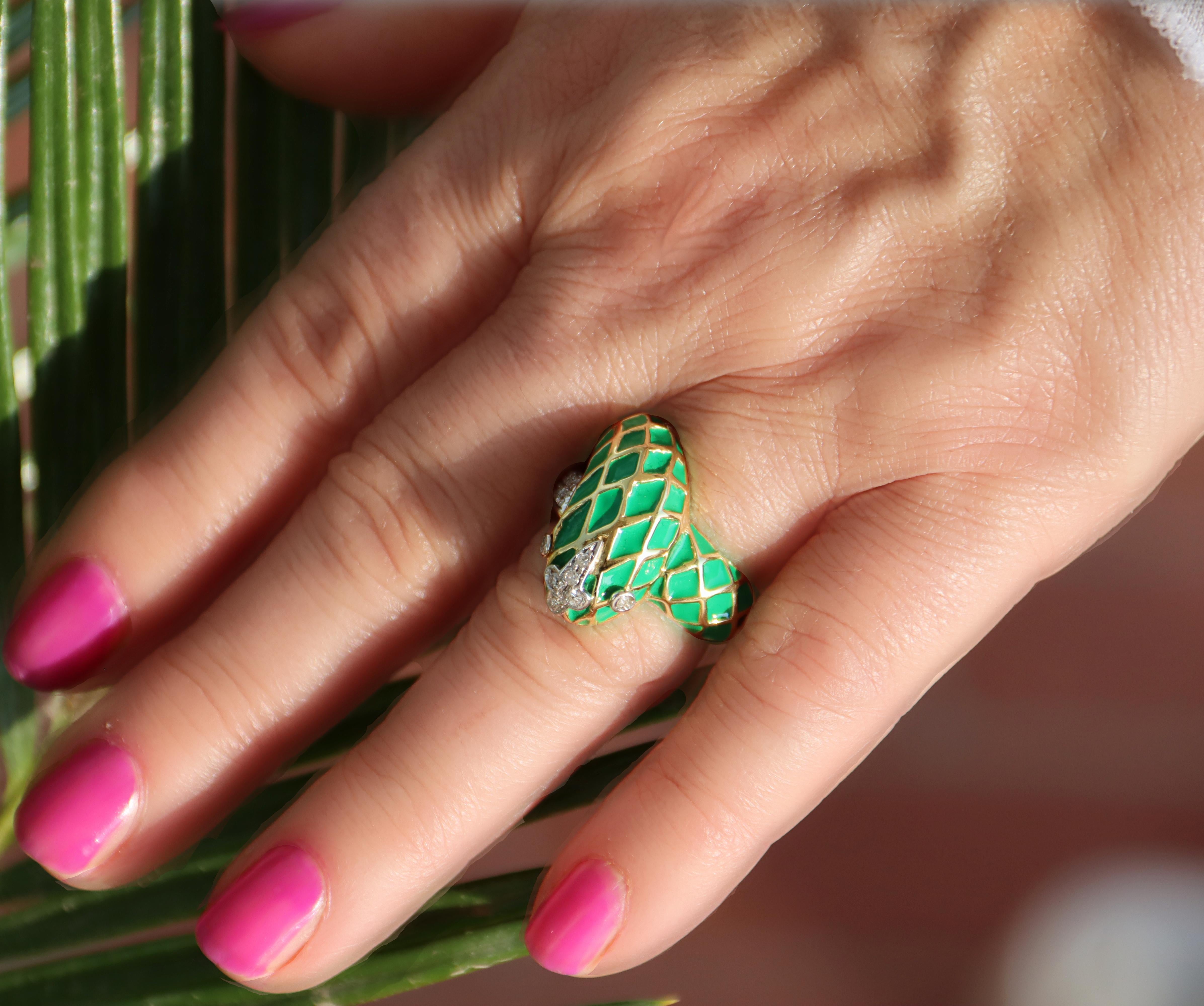 Bague de cocktail en or jaune et blanc 14 carats avec diamants serpents en vente 4