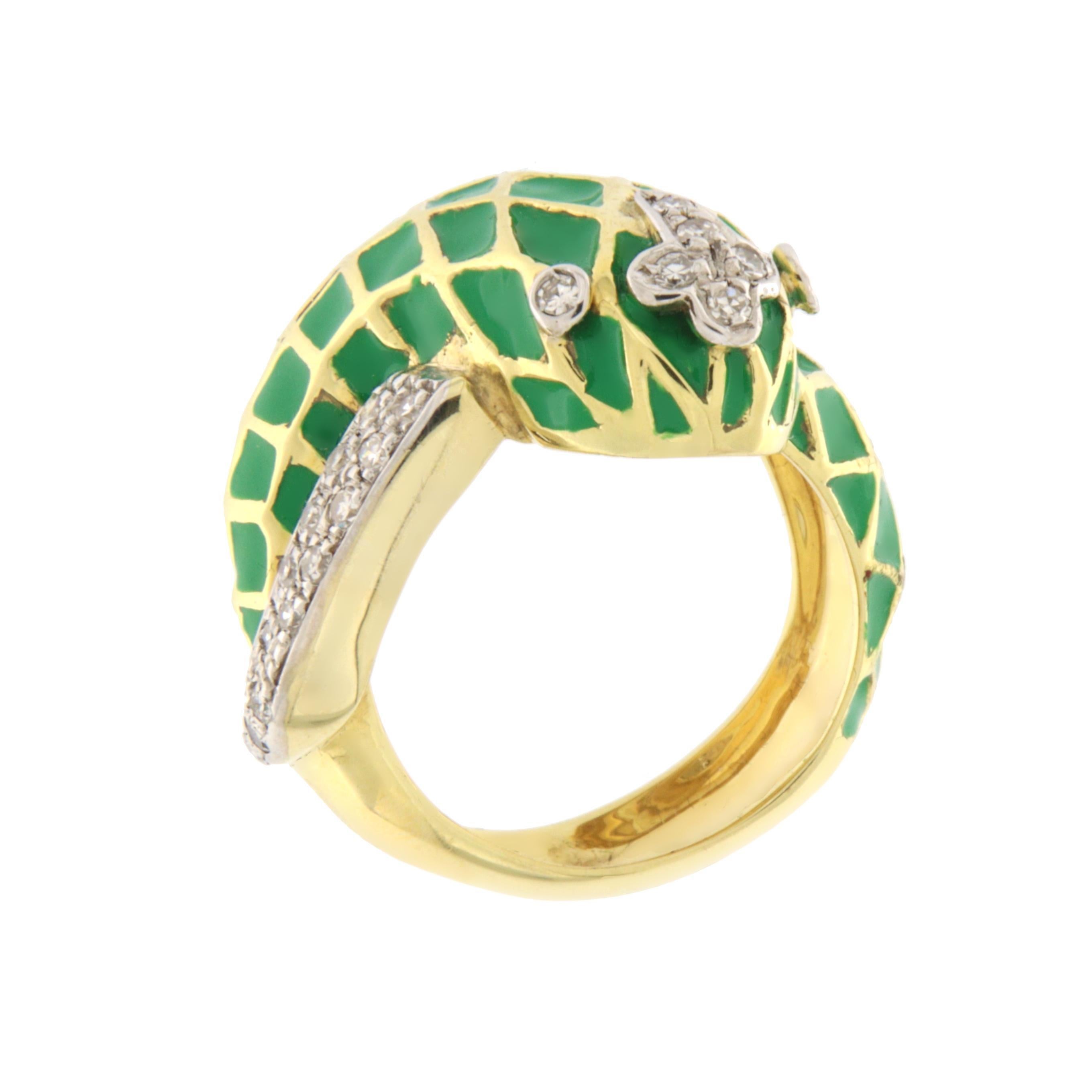 Cette captivante bague en forme de serpent est fabriquée en or jaune et blanc 14 carats, alliant l'élégance d'un design bicolore à l'art de la joaillerie fine. Sa forme sinueuse et enroulée attire immédiatement l'attention, symbolisant l'élégance,