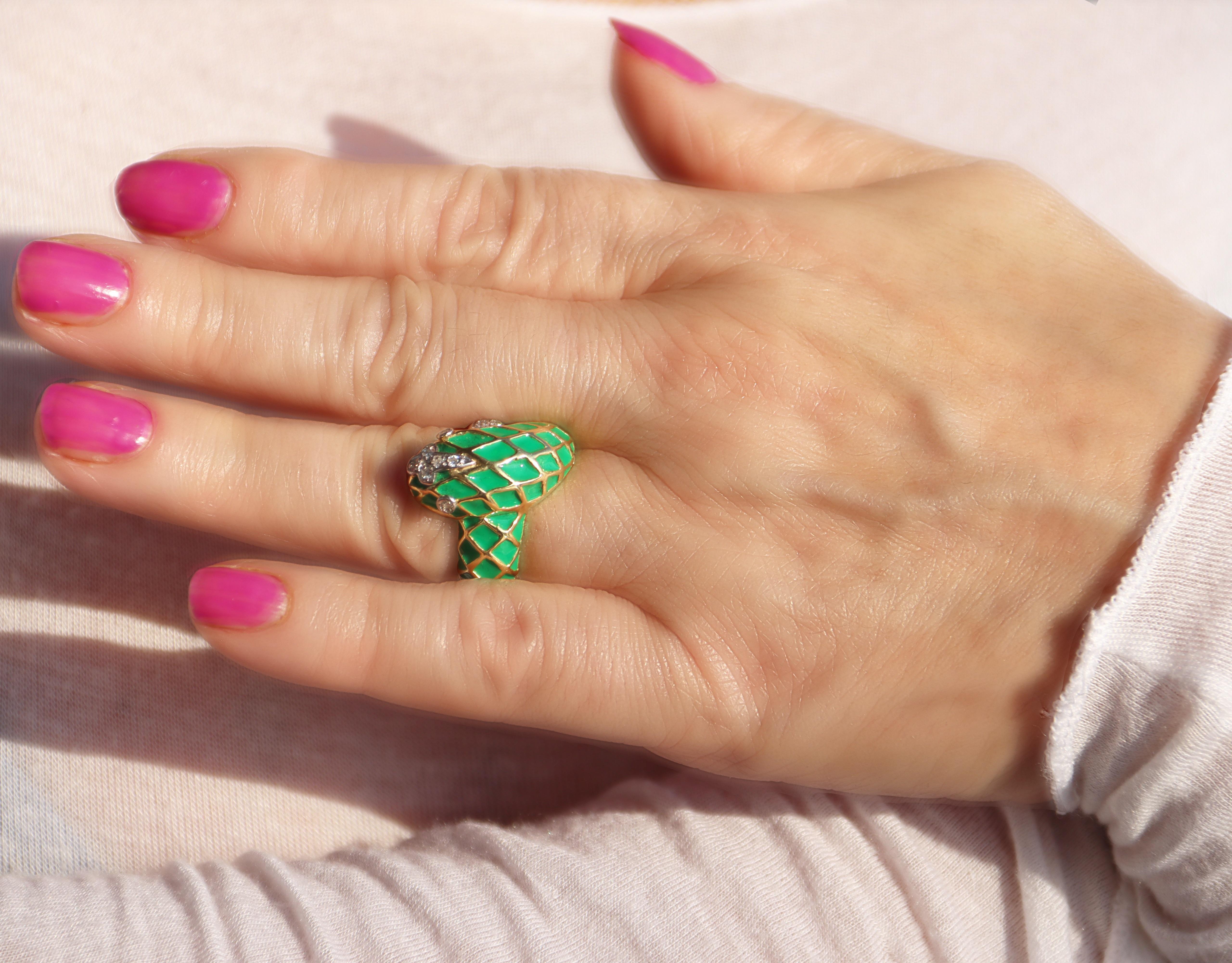 Bague de cocktail en or jaune et blanc 14 carats avec diamants serpents en vente 2