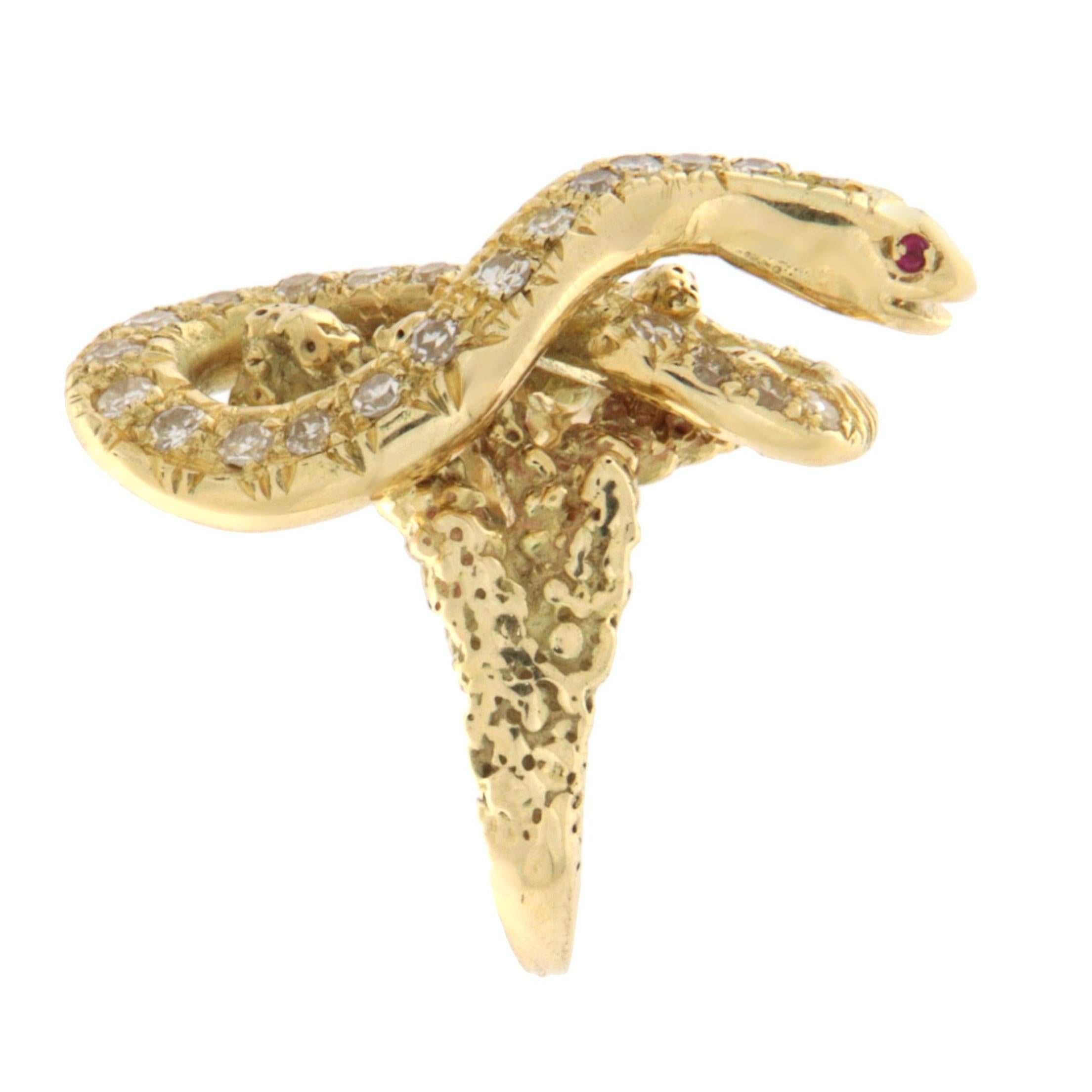 Scopri l'eleganza magnetica di questo straordinario anello a forma di serpente in oro giallo 14 carati, un pezzo finemente lavorato che fonde arte, simbolismo e lusso. Progettato con meticolosa attenzione ai dettagli, l'anello raffigura un serpente