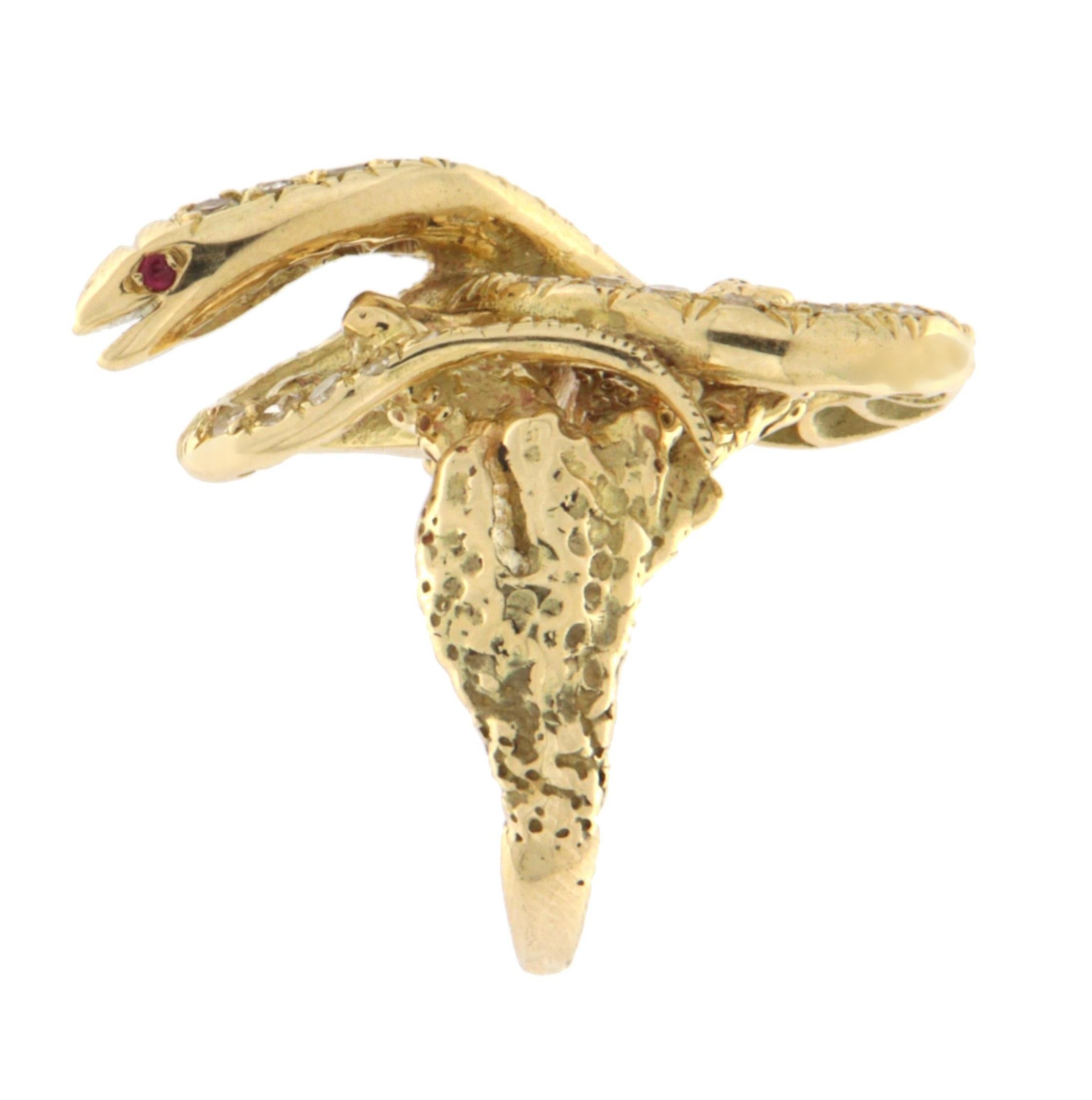 Artigiano Anello cocktail con diamanti Snake e rubini in oro giallo 14 carati in vendita