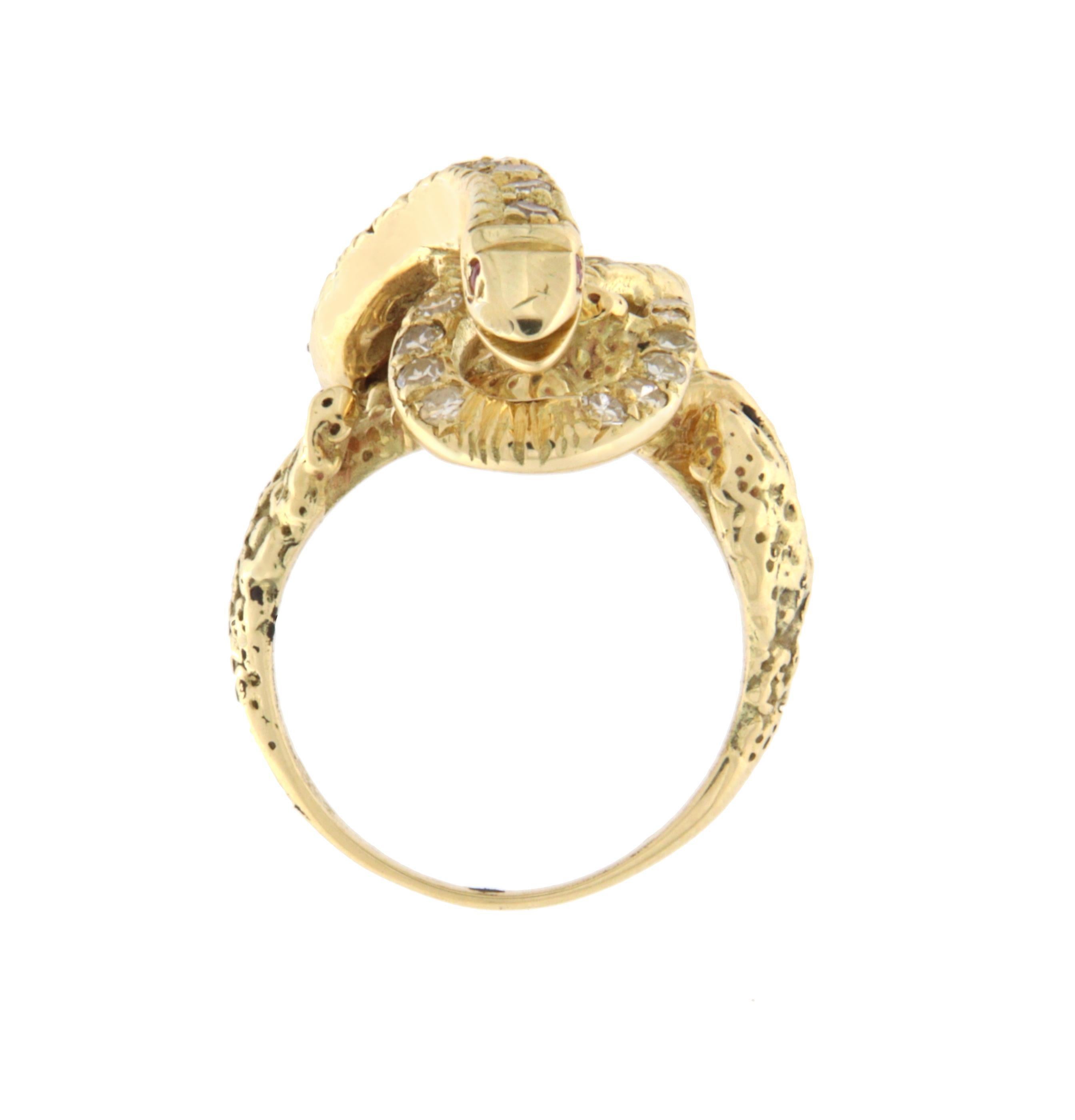 Taglio brillante Anello cocktail con diamanti Snake e rubini in oro giallo 14 carati in vendita