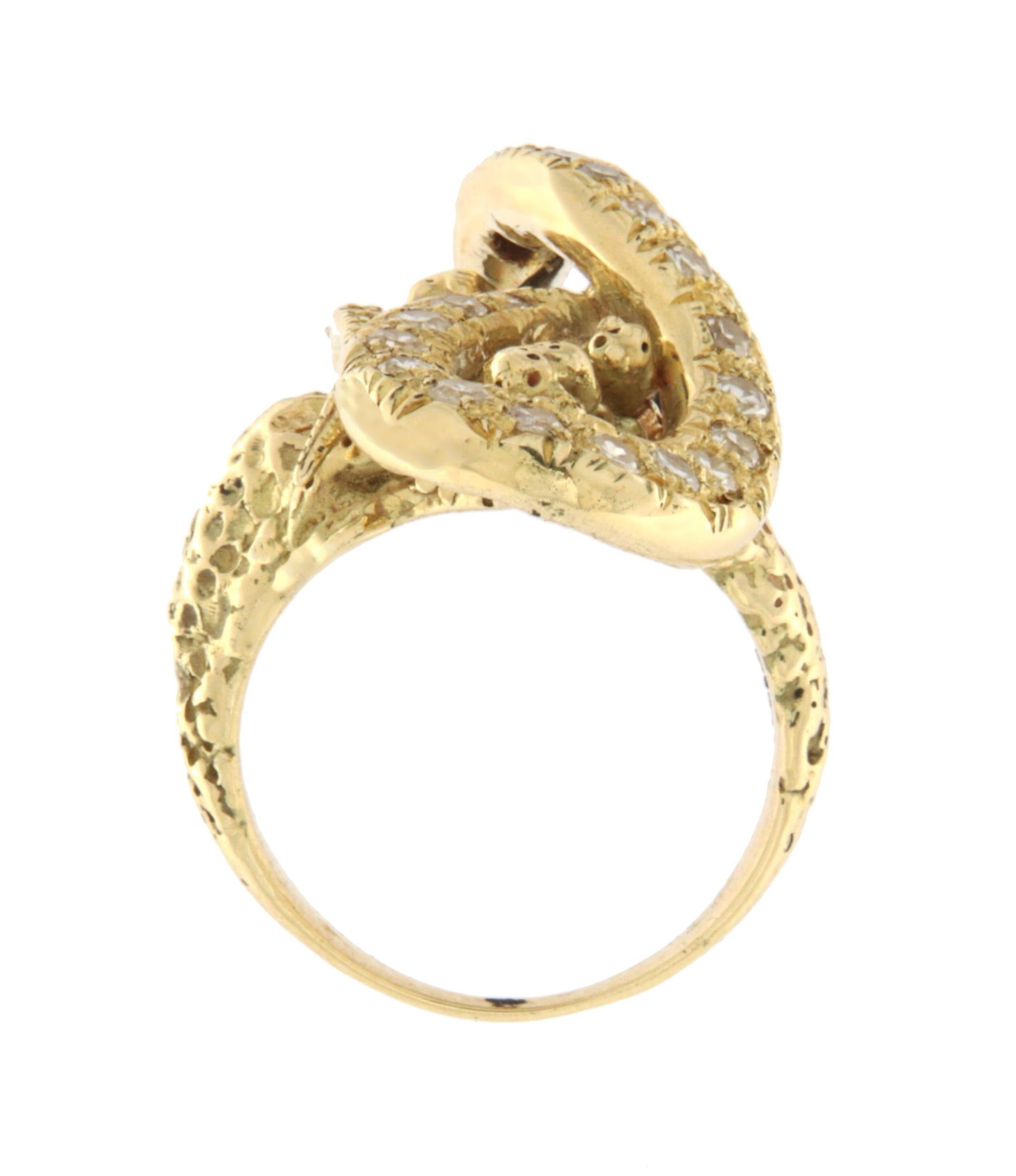 Anello cocktail con diamanti Snake e rubini in oro giallo 14 carati In condizioni Nuovo in vendita a Marcianise, IT