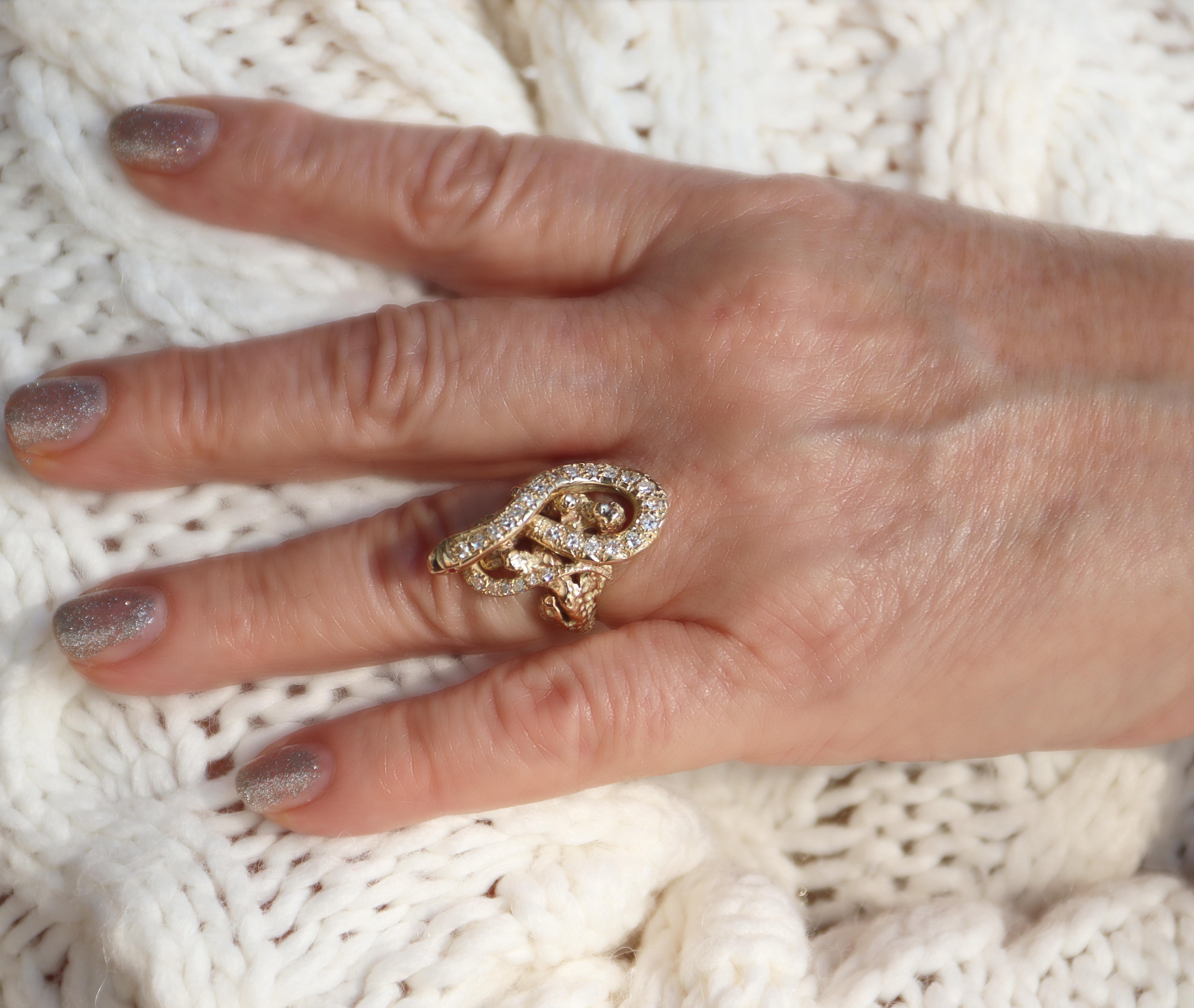 Anello cocktail con diamanti Snake e rubini in oro giallo 14 carati in vendita 1