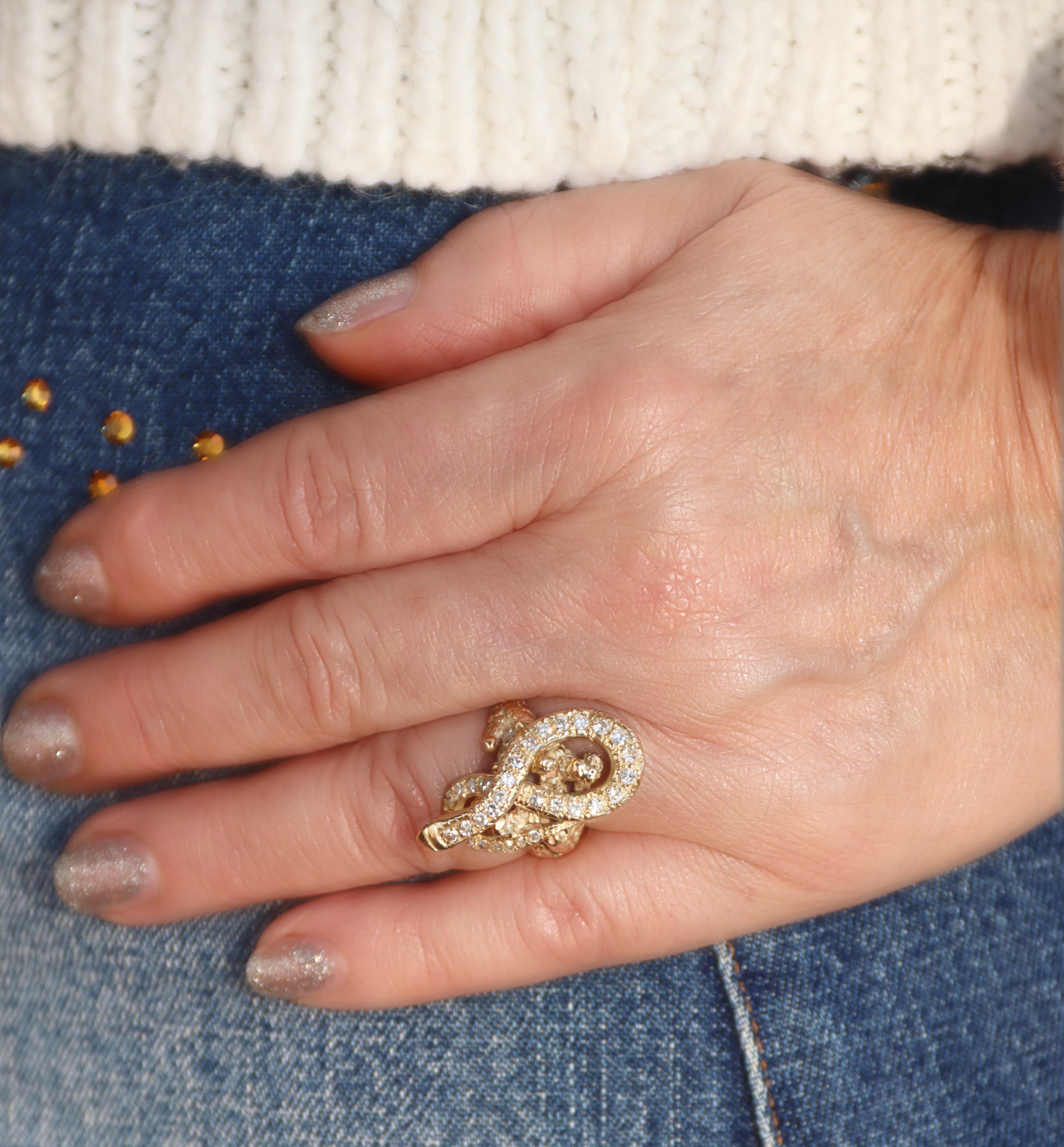 Anello cocktail con diamanti Snake e rubini in oro giallo 14 carati in vendita 2