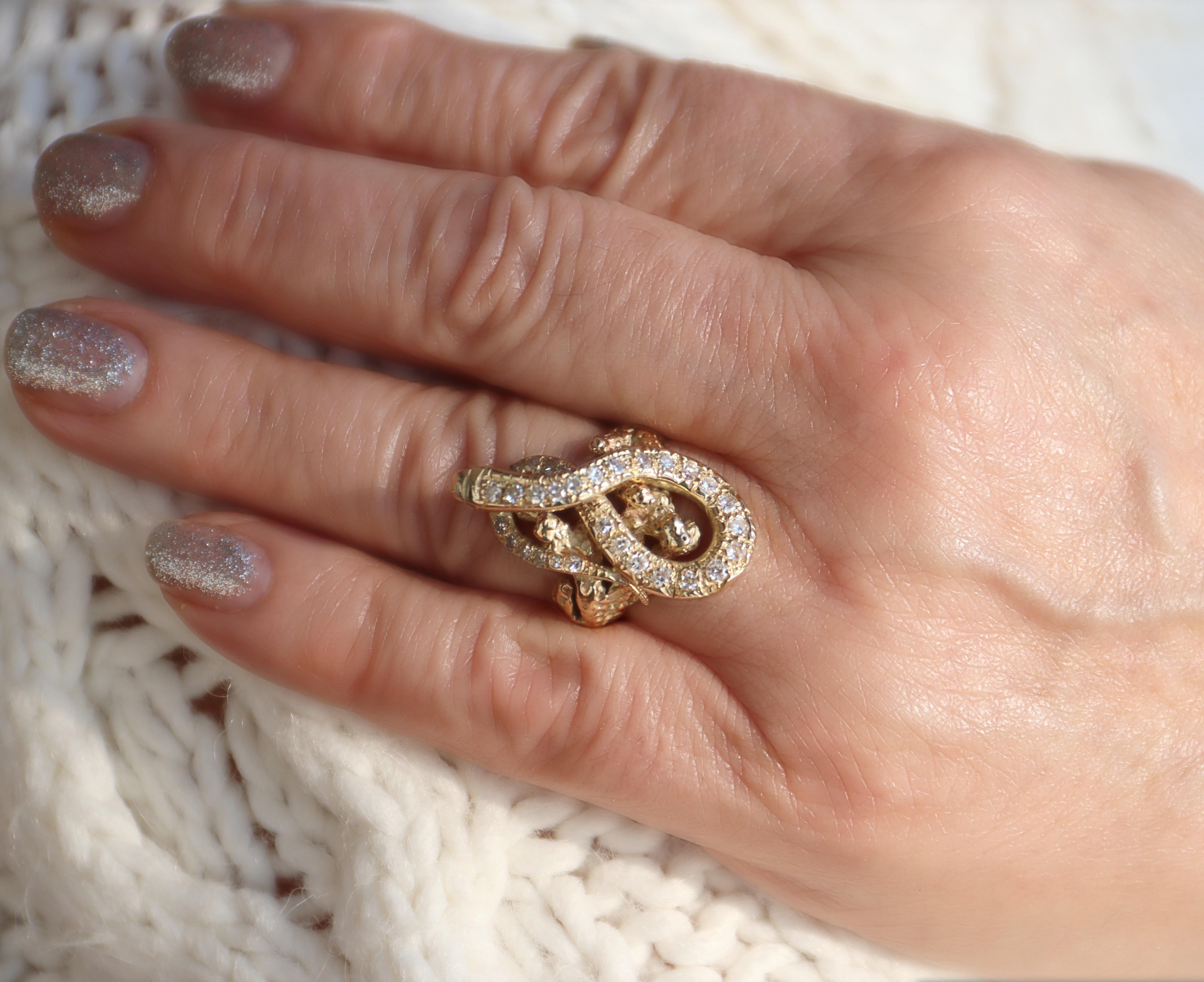 Anello cocktail con diamanti Snake e rubini in oro giallo 14 carati in vendita 3