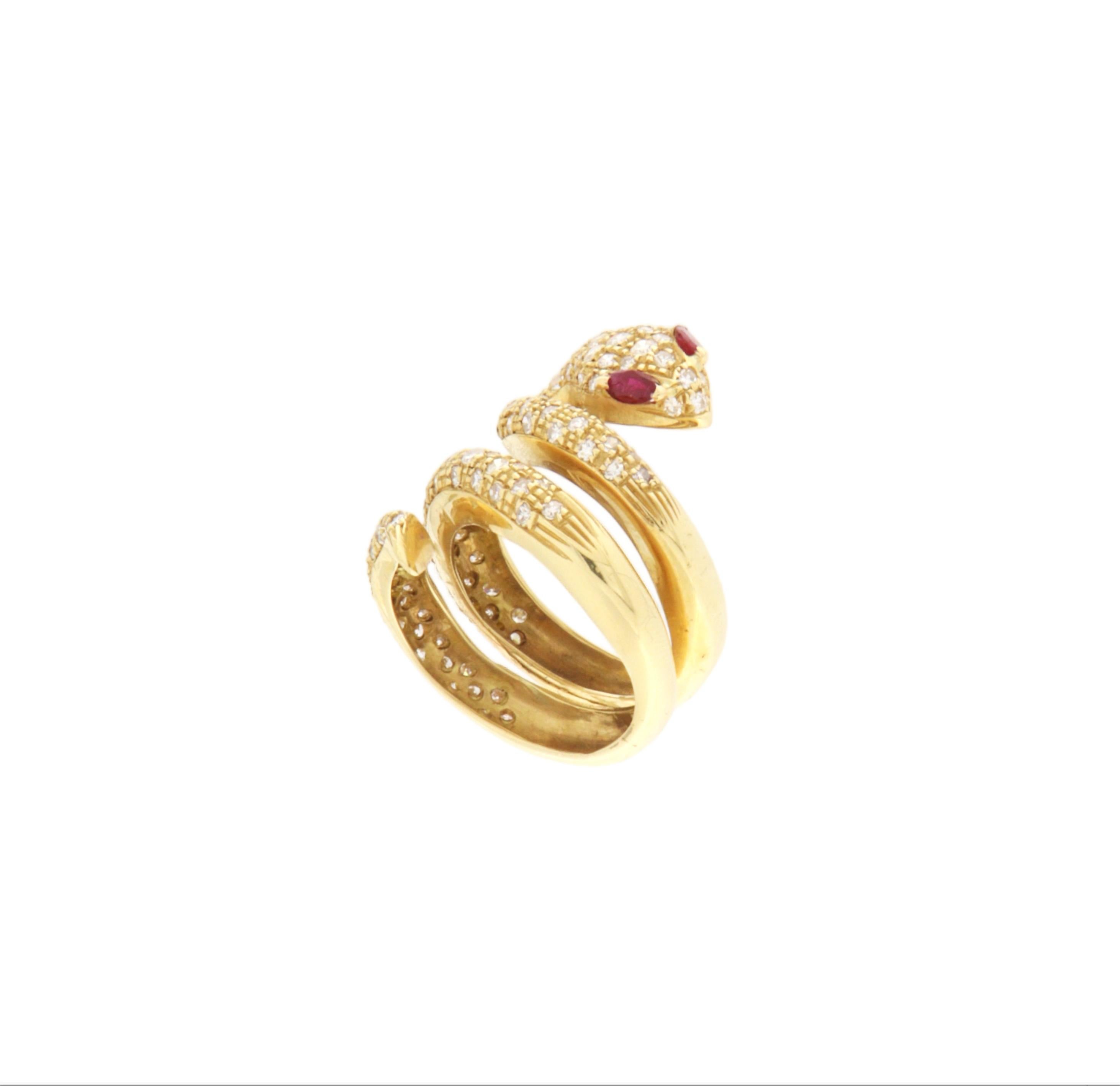 Este asombroso anillo, rico en carácter, está elaborado íntegramente en oro amarillo de 18 quilates, diseñado con la elegante y simbólica forma de una serpiente que se enrosca con gracia alrededor del dedo. El cuerpo del anillo está meticulosamente