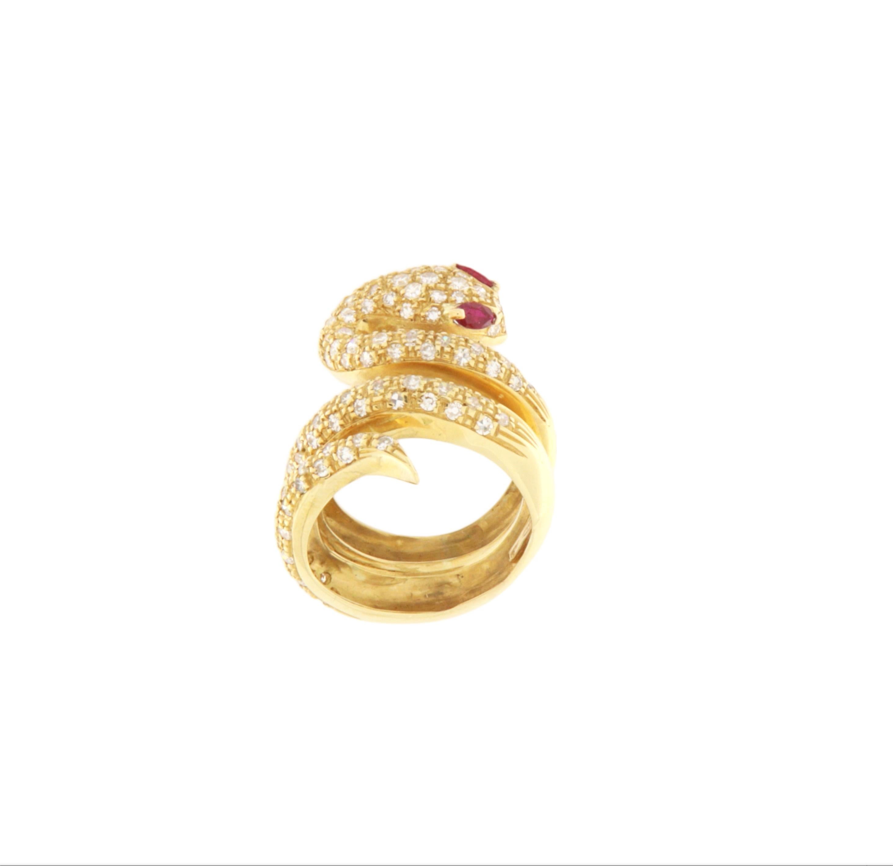 Anillo Cóctel Serpiente Diamantes Rubíes Amarillo 18 Quilates en Nuevo estado para la venta en Marcianise, IT
