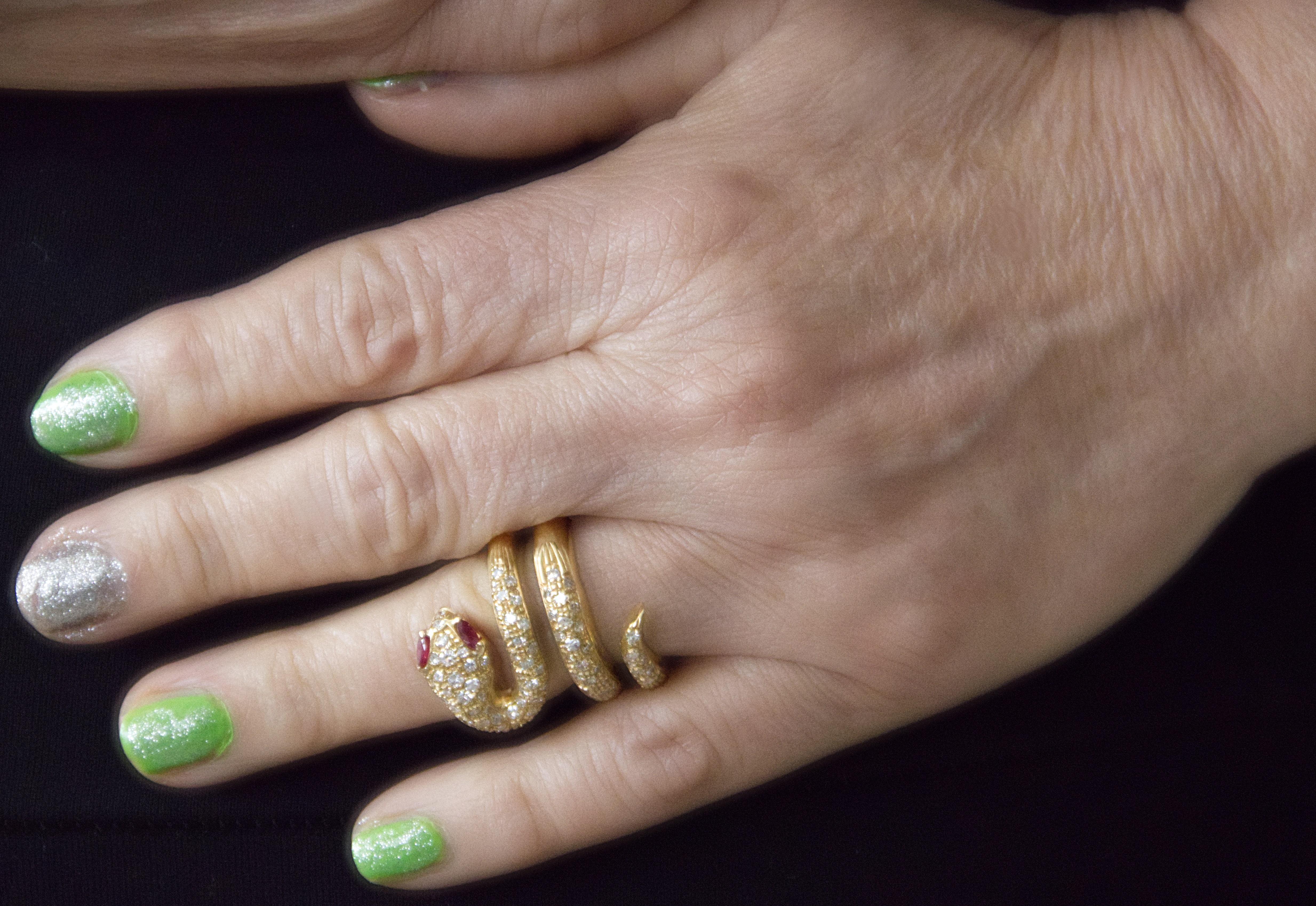 Anillo Cóctel Serpiente Diamantes Rubíes Amarillo 18 Quilates en venta 1