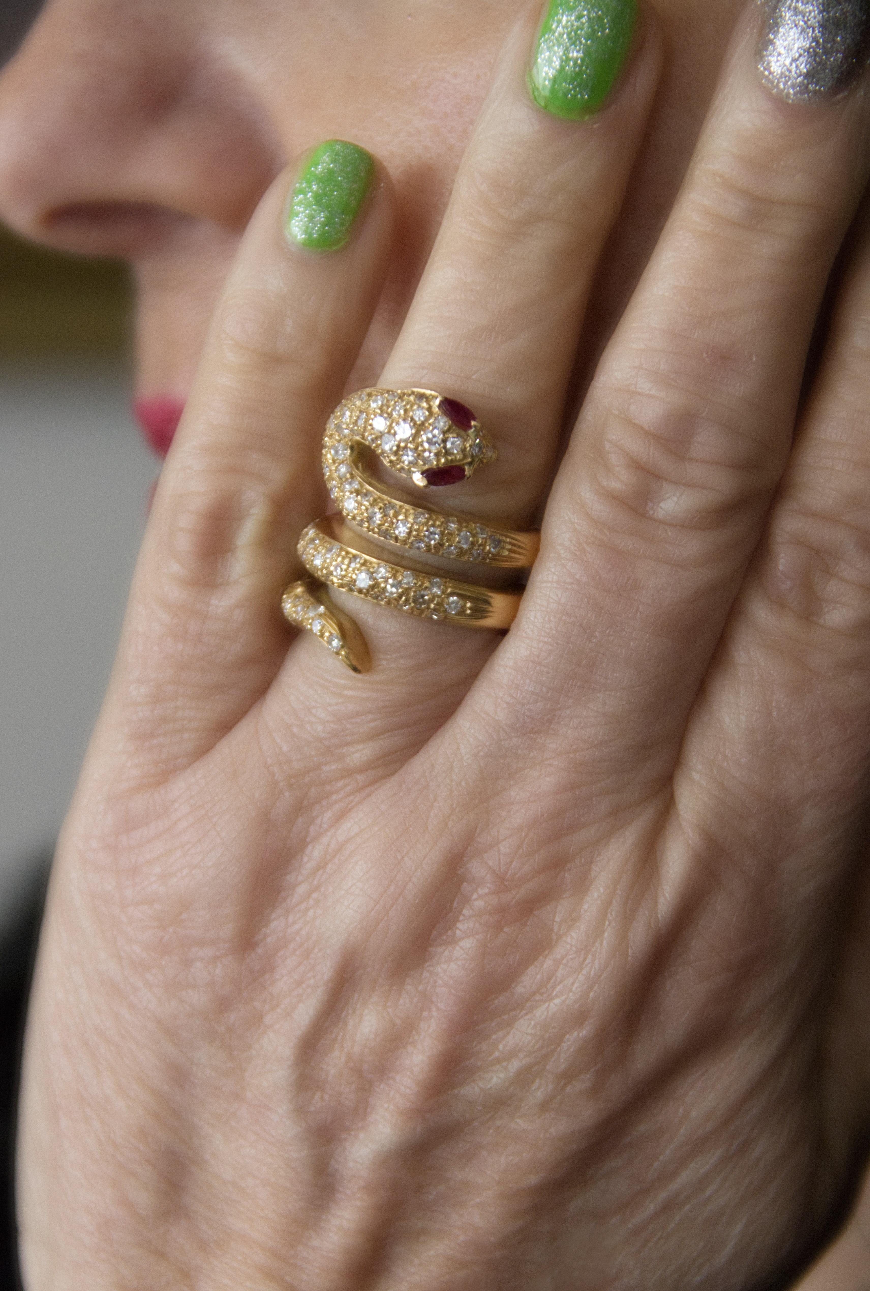 Anillo Cóctel Serpiente Diamantes Rubíes Amarillo 18 Quilates en venta 2