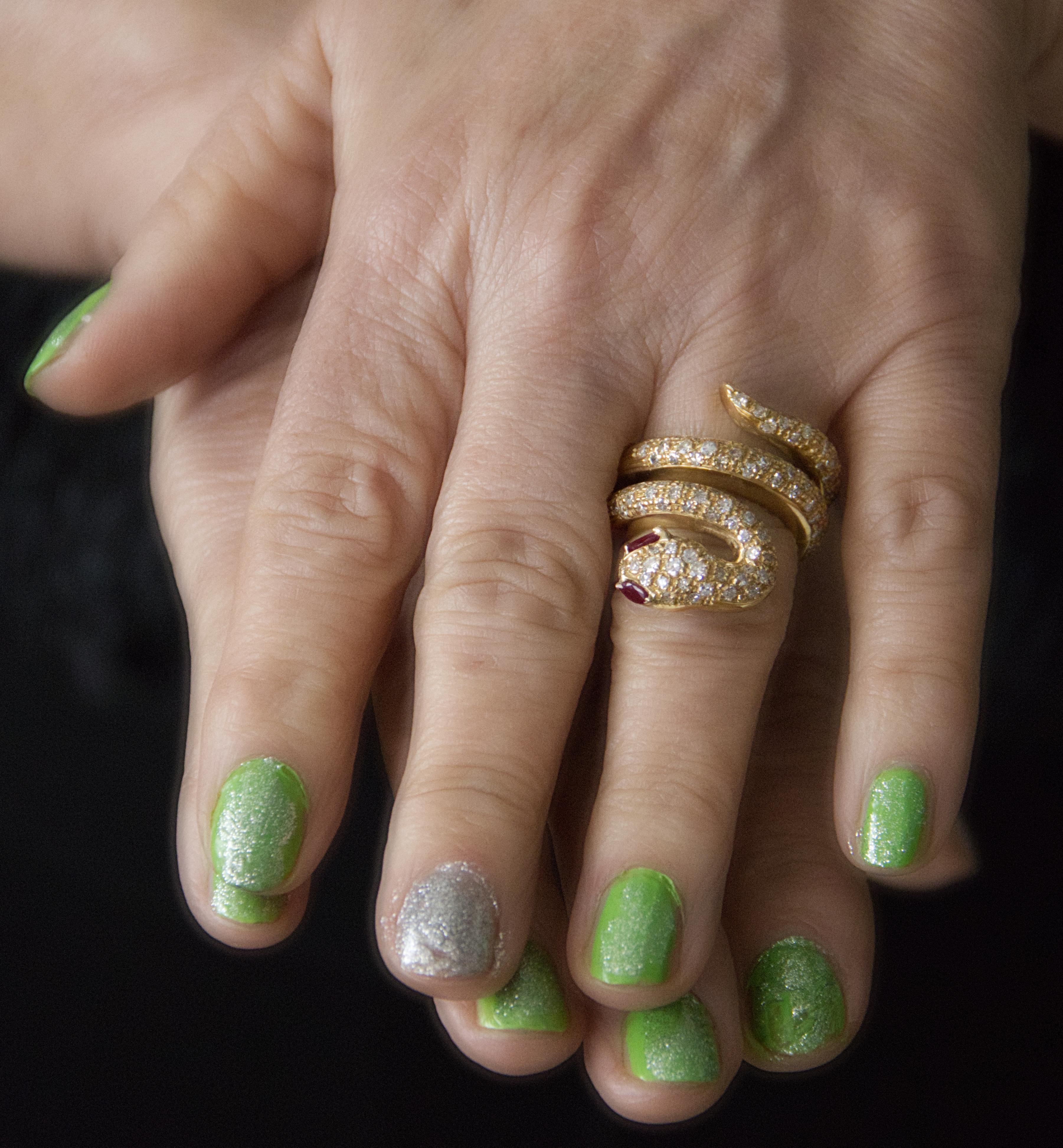 Anillo Cóctel Serpiente Diamantes Rubíes Amarillo 18 Quilates en venta 3