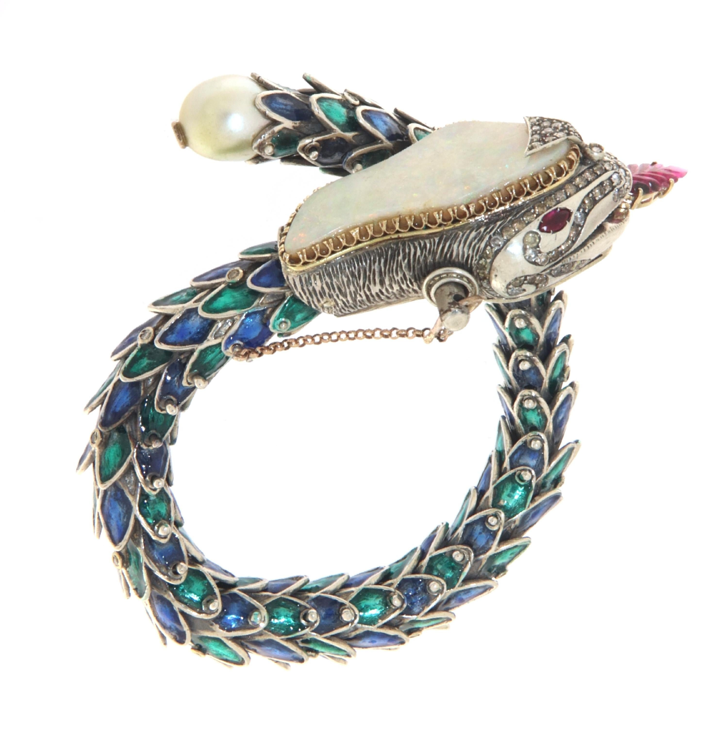Dieses prächtige Schlangenarmband ist ein wahres Meisterwerk des Kunstschmucks. Das aus 14 Karat Gelbgold und 800er Silber gefertigte Armband verbindet gekonnt Prestige und unverwechselbaren Stil. Das innovative Design zeigt eine akribisch geformte