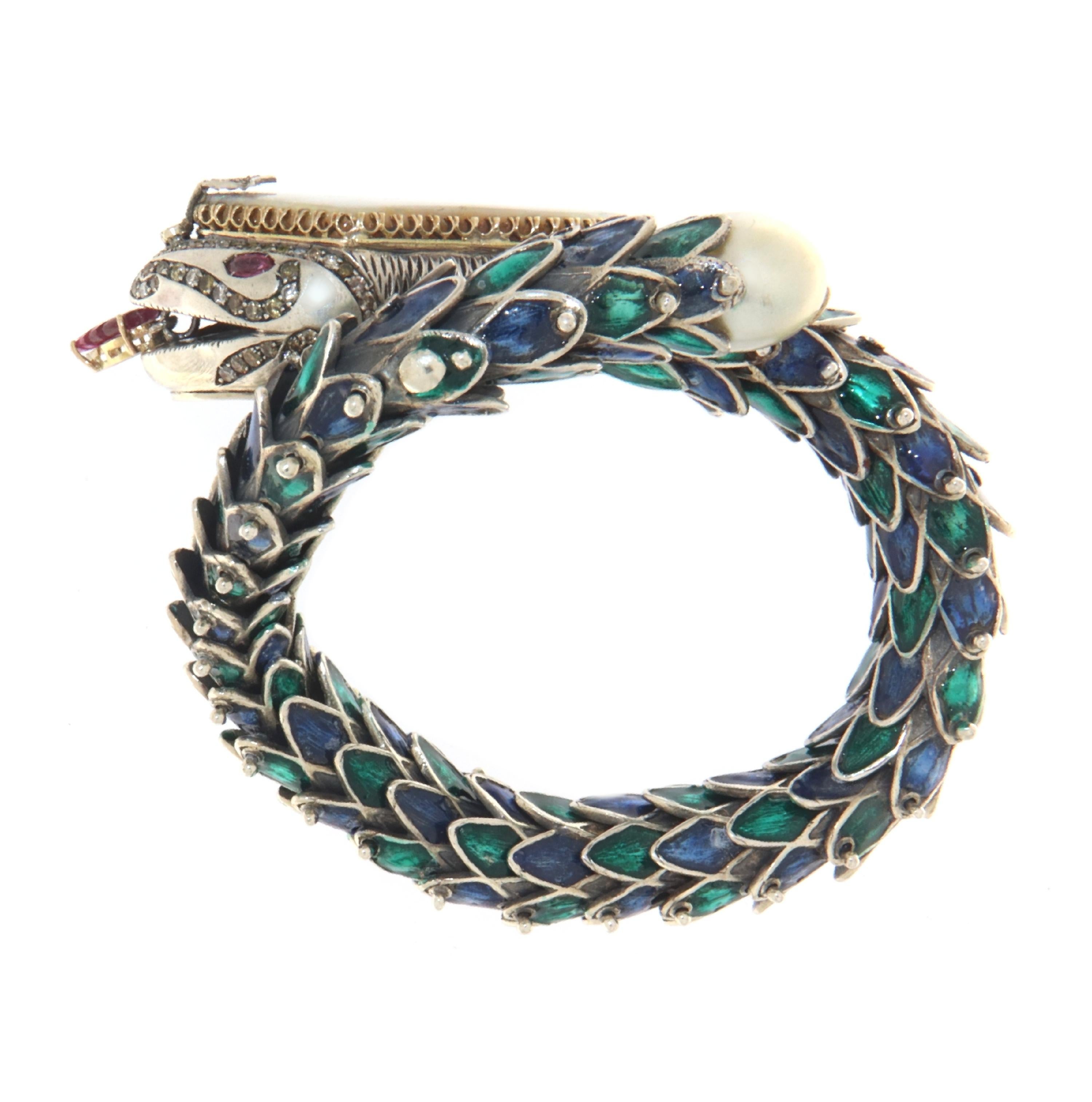 Manschettenarmband aus 14 Karat Gelbgold und Silber mit Schlangen, Diamanten, Rubinen, Opal und Perlen (Kunsthandwerker*in) im Angebot