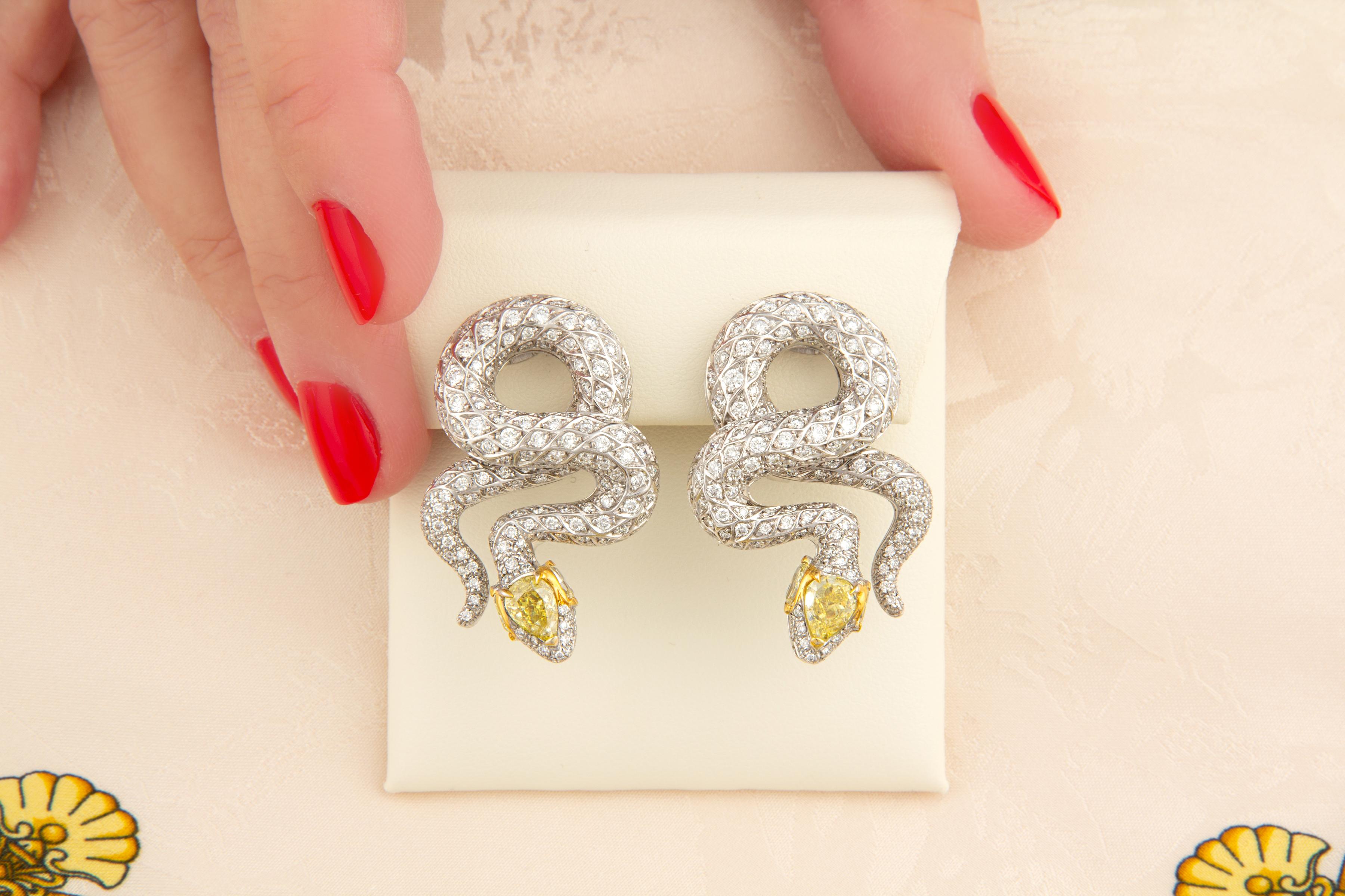 Gli orecchini a serpente con diamanti sono stati scolpiti da un unico pezzo di oro bianco da 18 carati, dando vita a un flusso continuo e ininterrotto. I diamanti incastonati sono diversi per rappresentare le squame del serpente e l'interno squisito