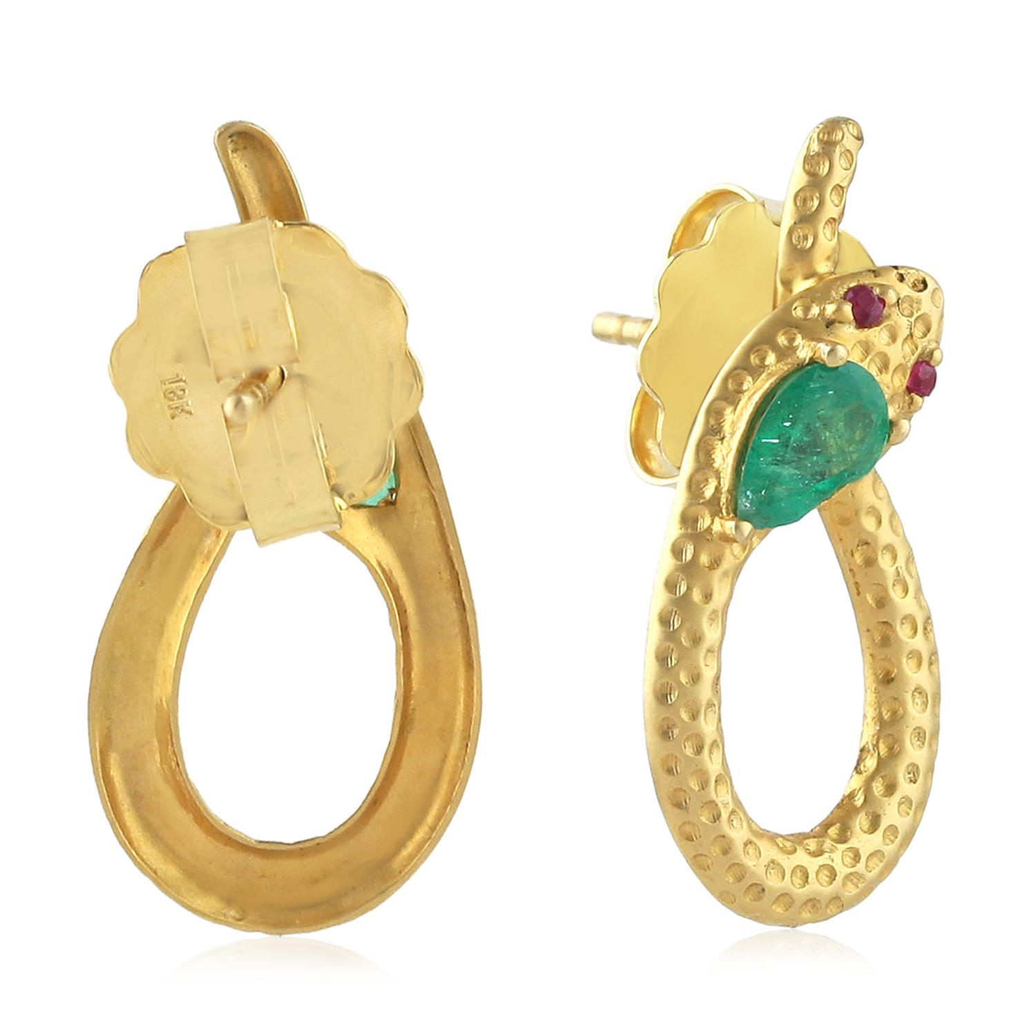Pendientes de oro de 18 quilates con nudo de serpiente y rubí esmeralda Contemporáneo en venta