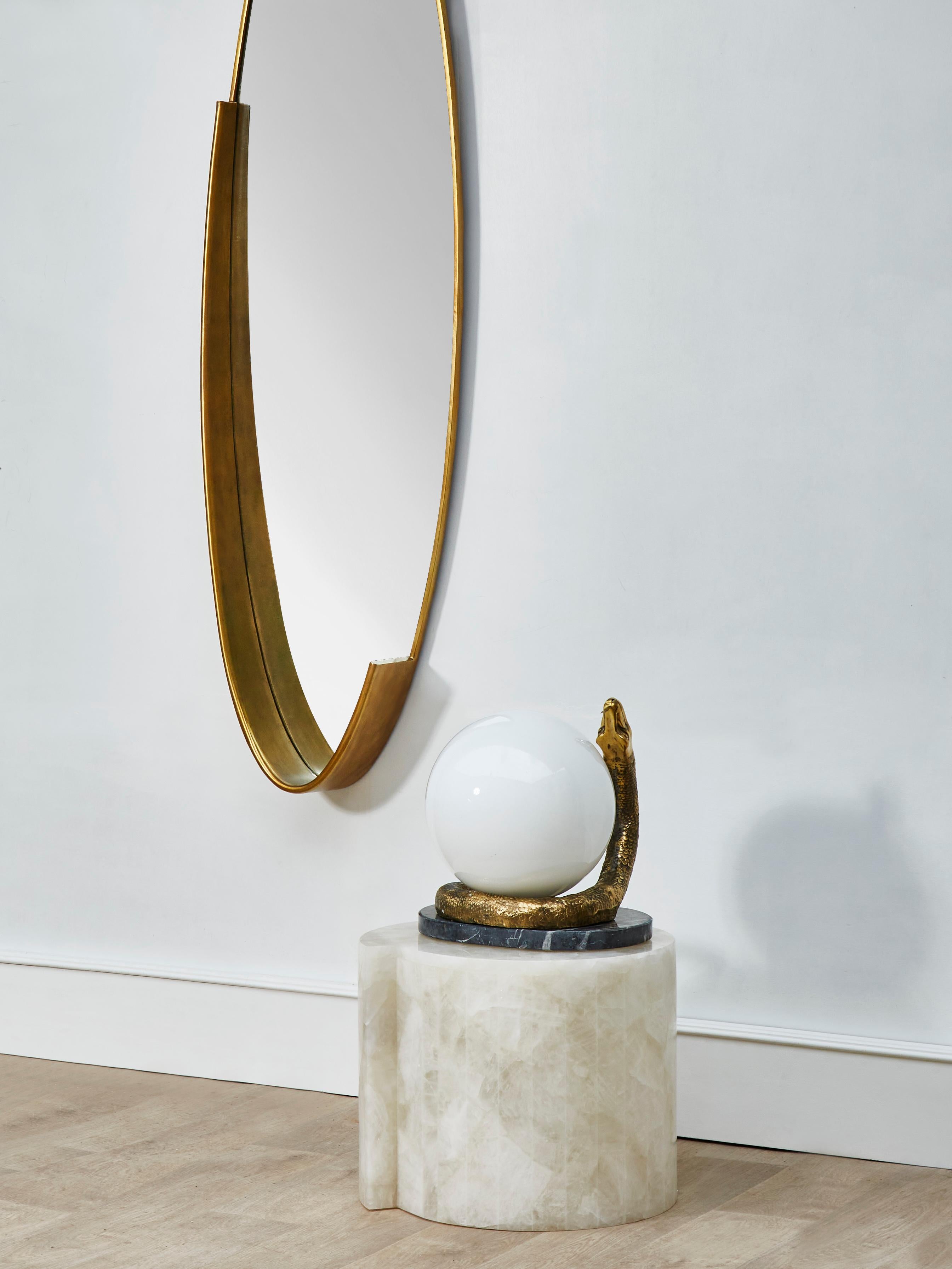 Stunning table lamp with a sculpted brass Snake, surrounding an opaline glass globe. Marble base.
Création by Studio Glustin.
2021.