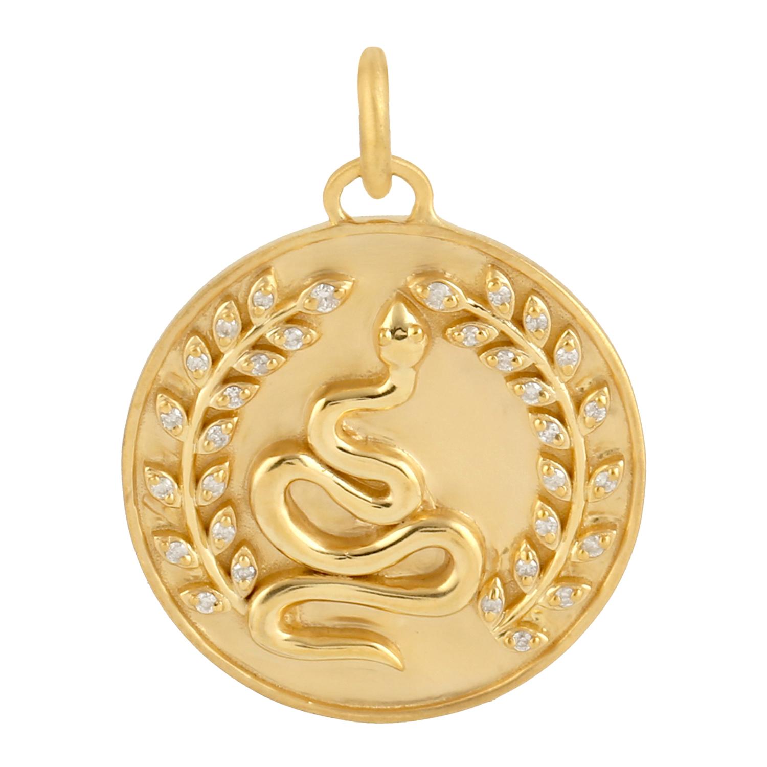 Taille mixte Collier pendentif à breloques en or 14 carats avec feuilles de serpent et diamants en vente