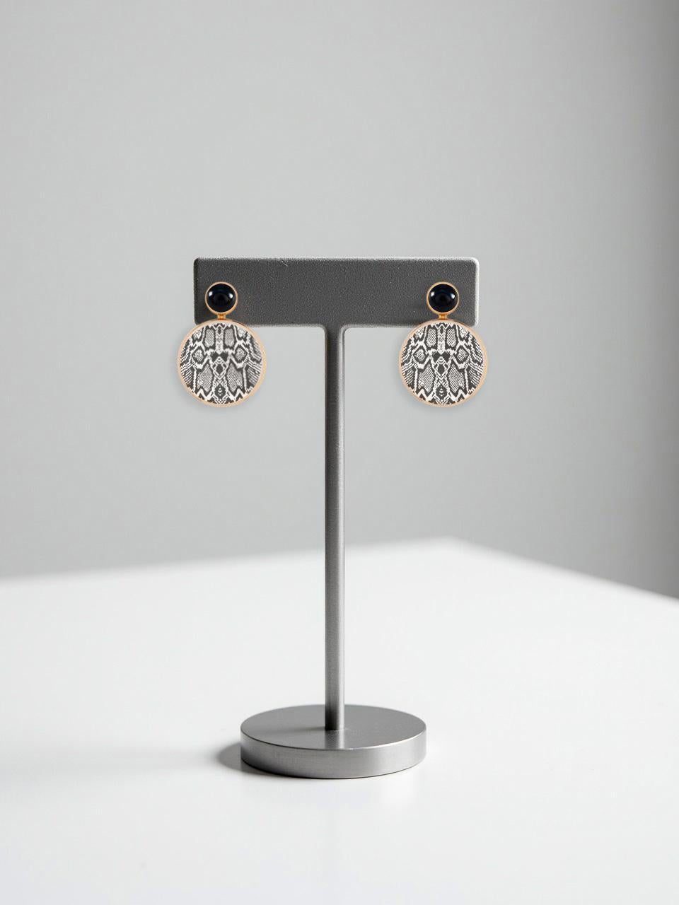 Pendientes de piel de serpiente en blanco y negro con ónix y nácar Moderno en venta