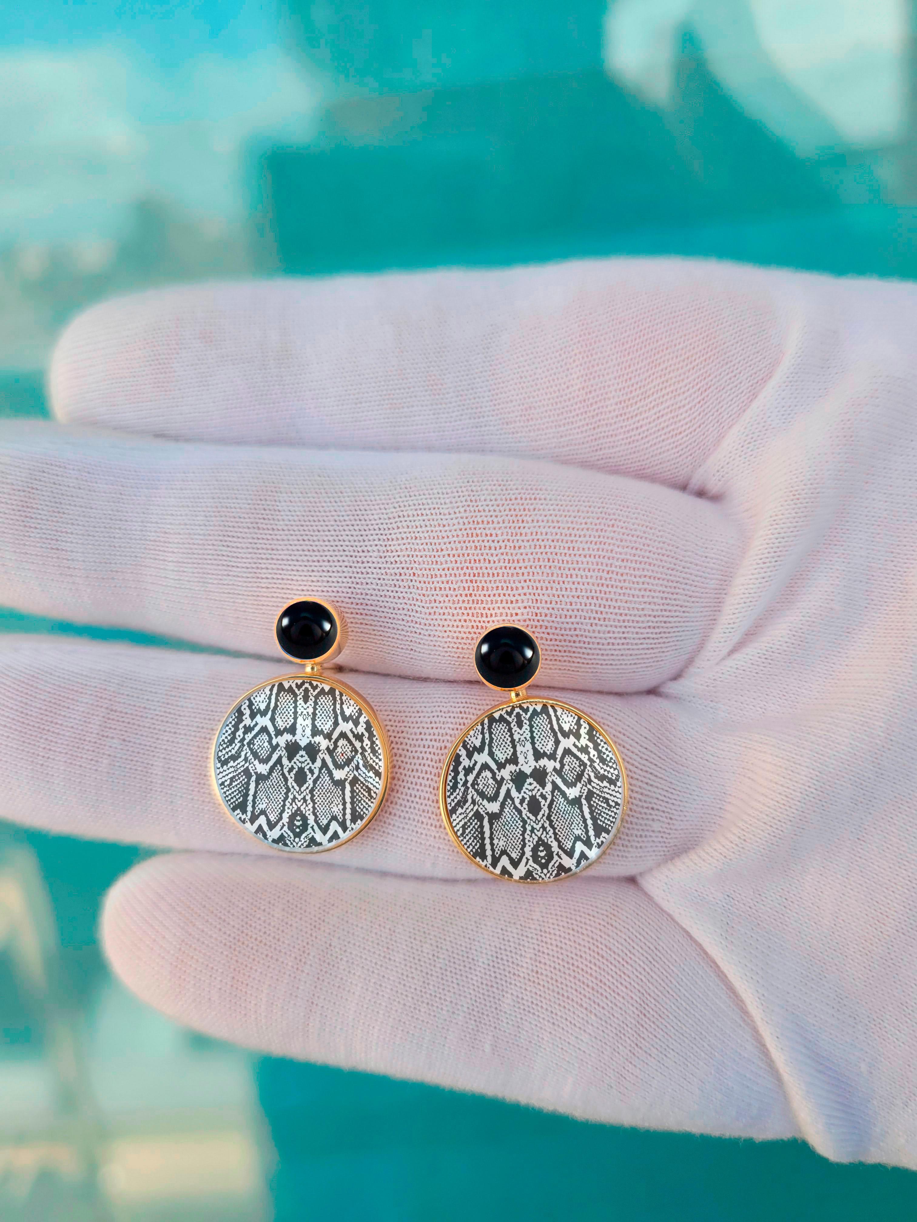 Pendientes de piel de serpiente en blanco y negro con ónix y nácar en Nuevo estado para la venta en Istanbul, TR