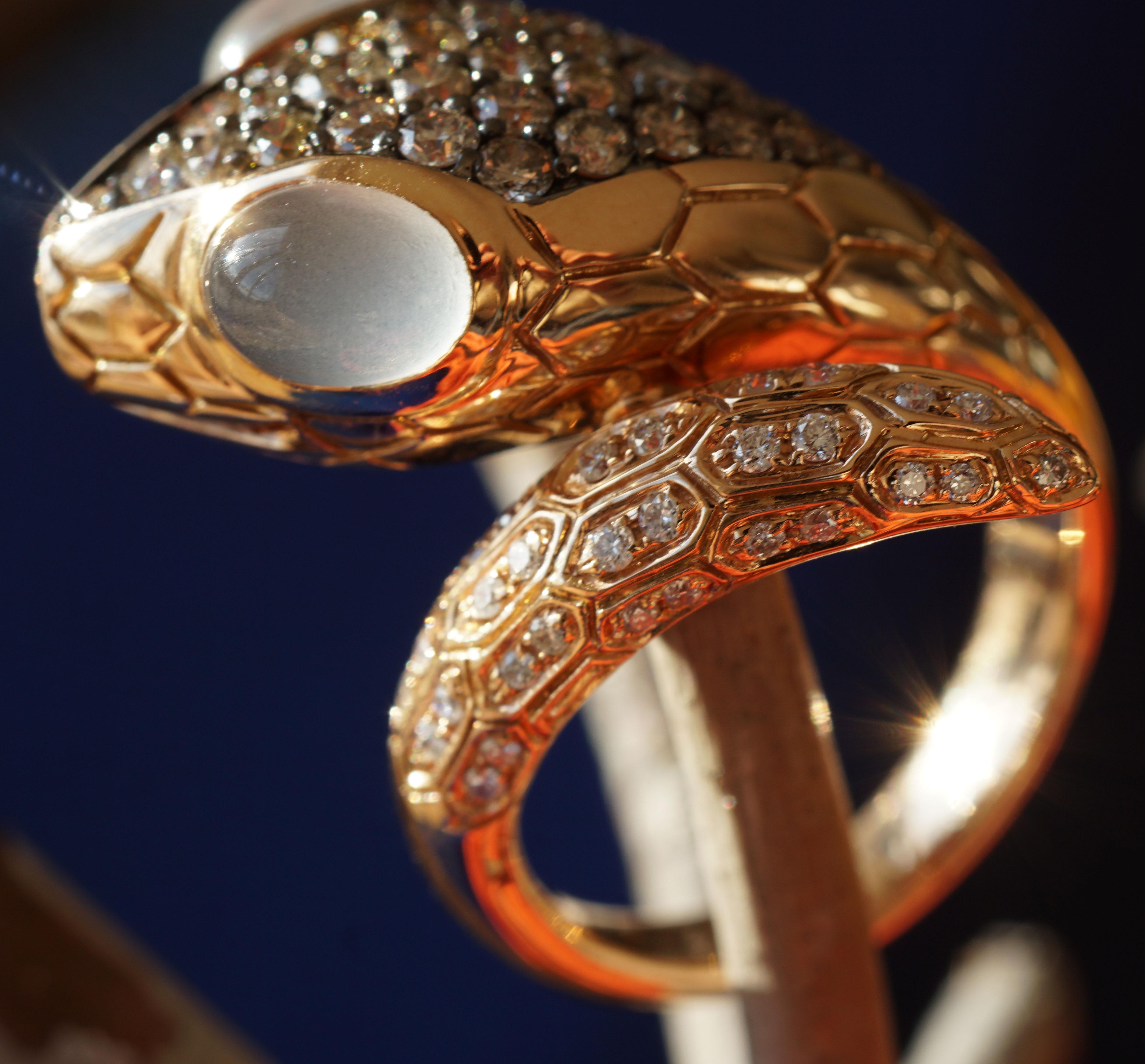Anello con pietra di luna serpente brillante progettato con amore e qualità in oro rosa 18 Kt in vendita 6