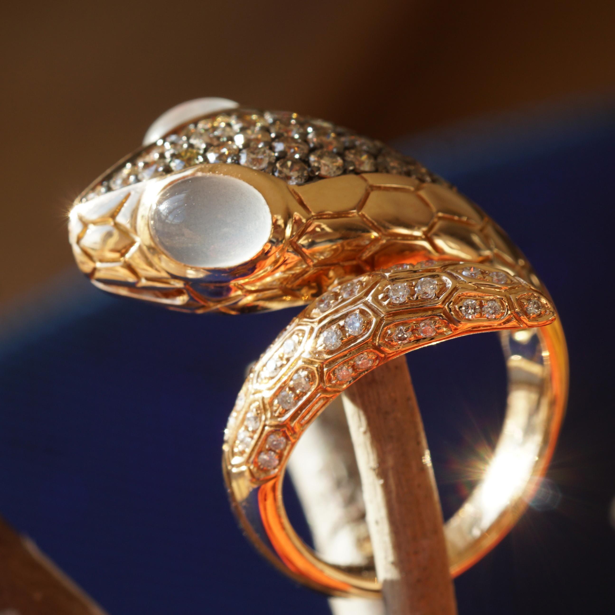 Lovingly and Qualitative Designed 18 KtRosegold Schlangen-Mondstein Brillant Ring im Angebot 7