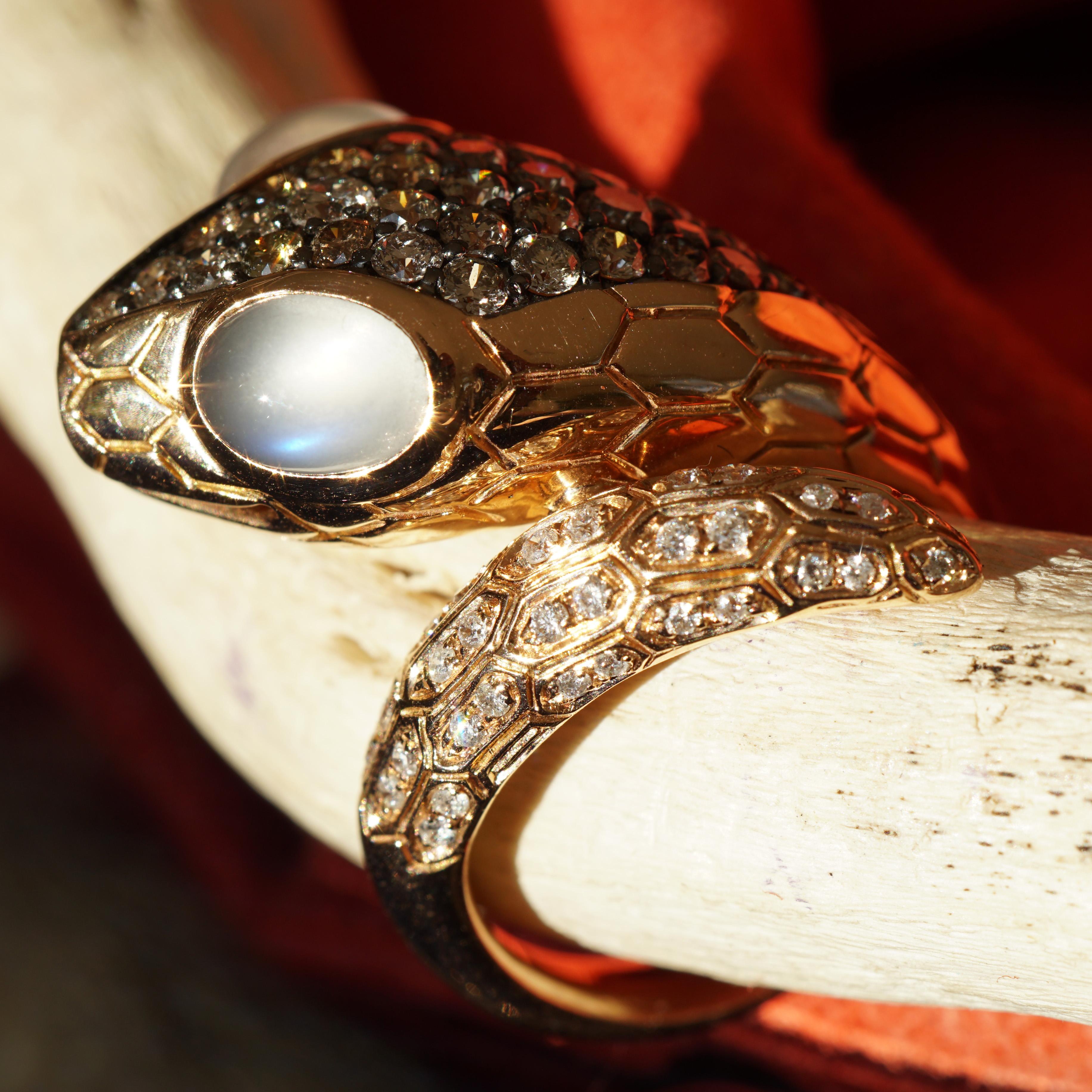 Lovingly and Qualitative Designed 18 KtRosegold Schlangen-Mondstein Brillant Ring im Angebot 2