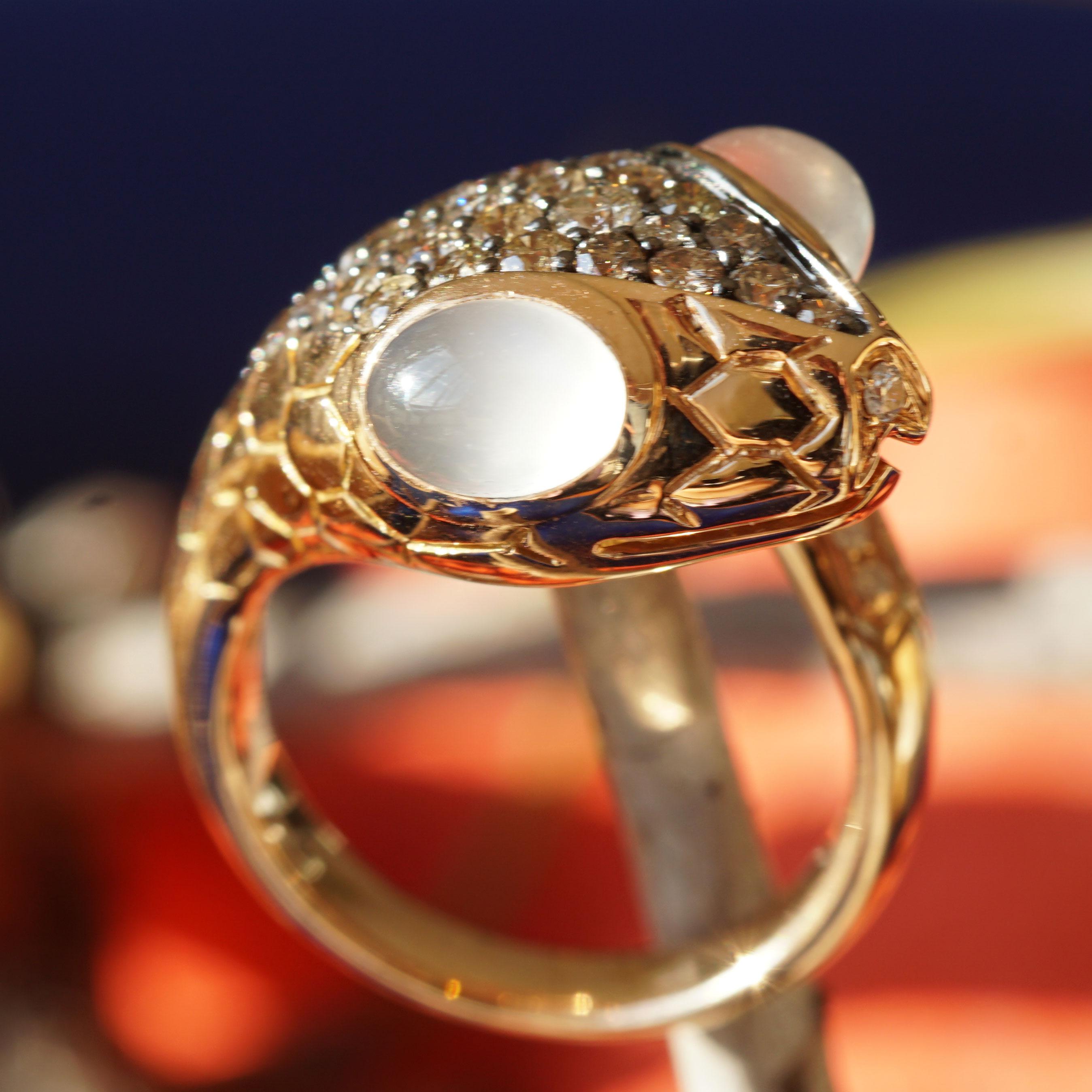 Anello con pietra di luna serpente brillante progettato con amore e qualità in oro rosa 18 Kt in vendita 5