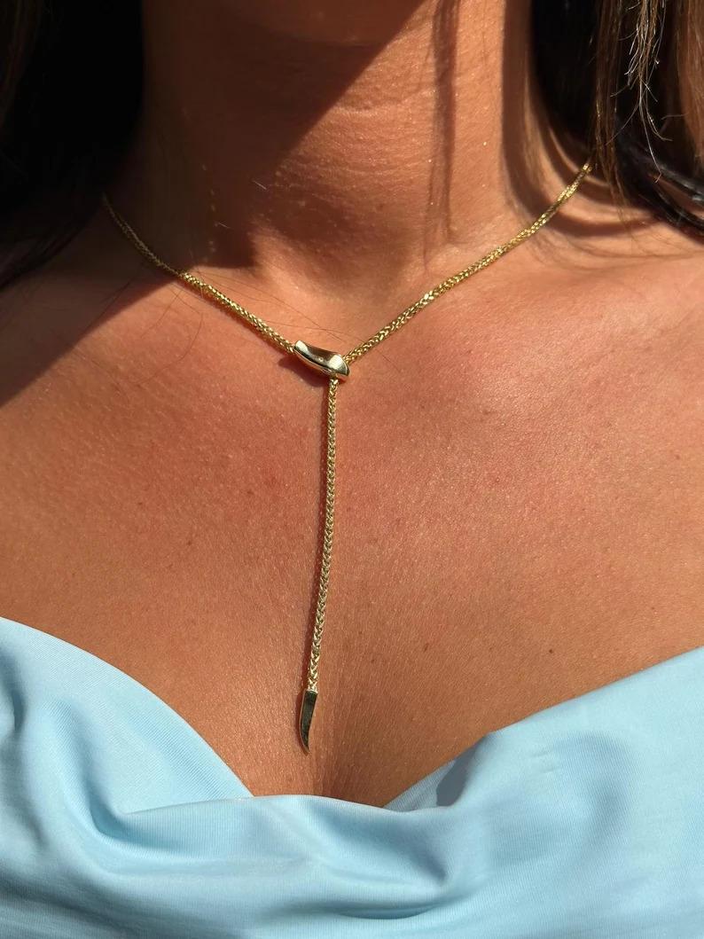 Diese Halskette aus 14-karätigem Gelbgold ist mit einem Schlangenmotiv versehen, das die Kette verstellbar macht. 
Kann als Halsband oder länger getragen werden. 

Erhältlich in drei verschiedenen Größen und goldener Farbe. 
Erhältlich in Diamanten.