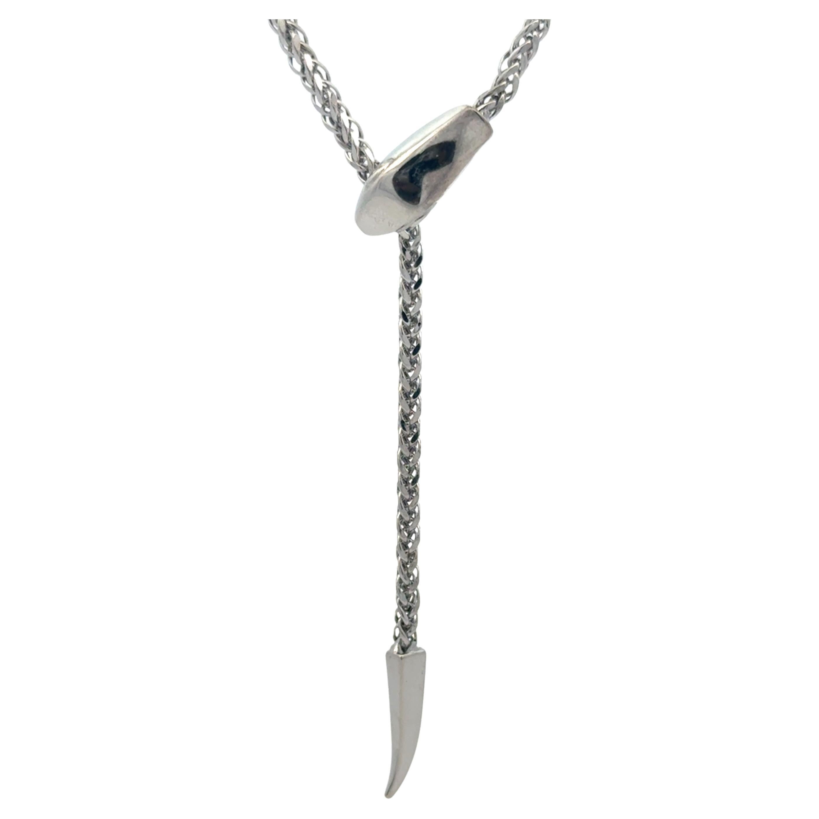 Ce collier présente un motif de serpent rendant le lariat réglable, en or blanc 14 carats. 
Peut être porté en tour de cou ou plus long. 

Disponible en trois tailles différentes et en couleur or. 
Disponible en diamant. 
DM pour plus d'informations