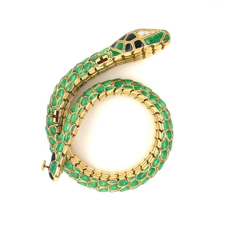 Ce bracelet exquis et envoûtant à motif de serpent, datant des années 1960, est un bijou élégant et captivant, réalisé avec expertise en luxueux or jaune 18 carats. Le bracelet présente un motif de serpent aux détails complexes, avec des émaux verts