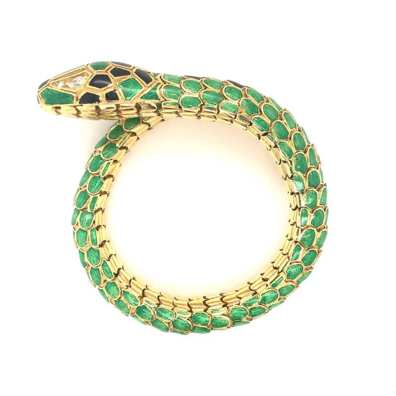 Taille brillant Bracelet en or jaune 18 carats à motif de serpent émaillé, circa 1960 en vente