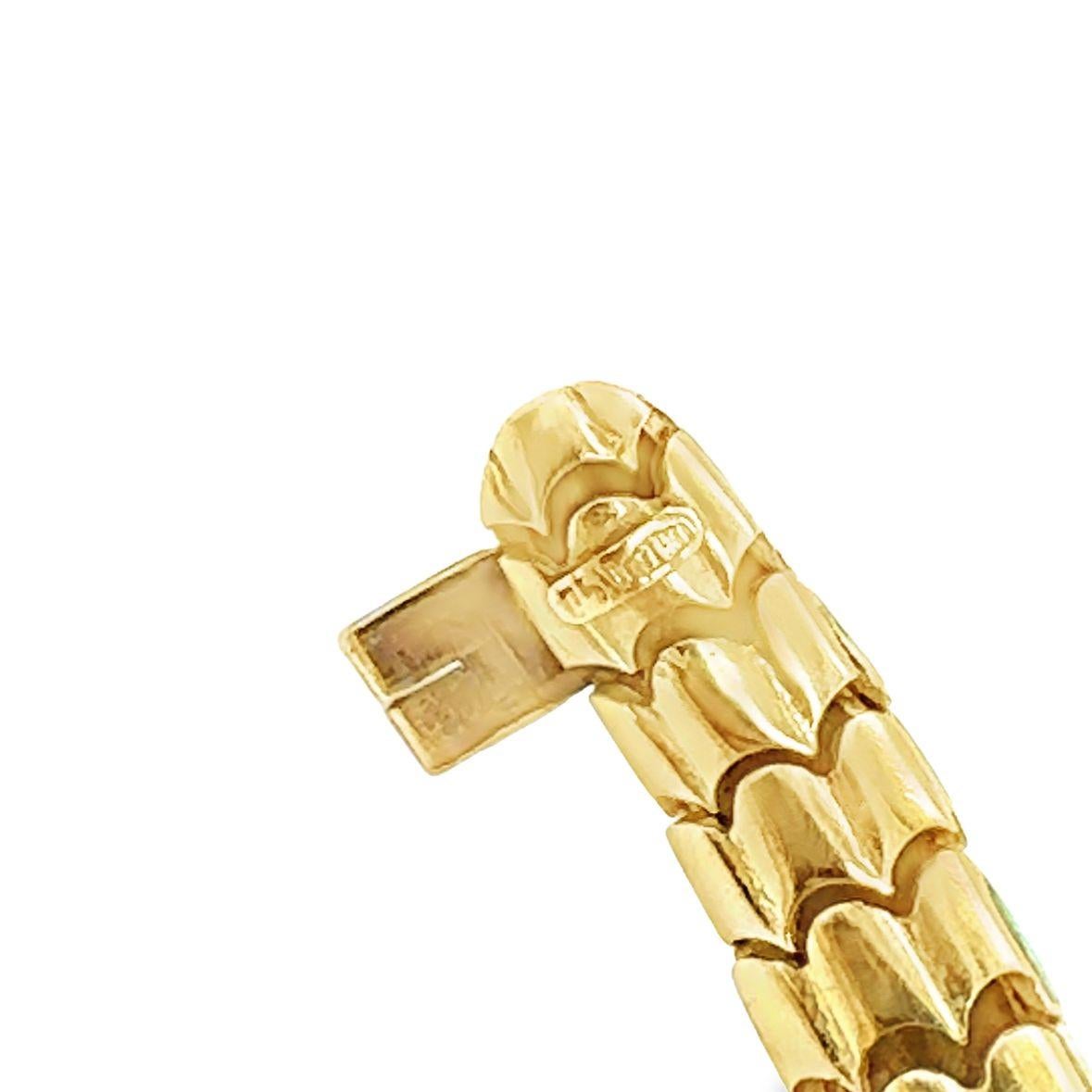 Bracelet en or jaune 18 carats à motif de serpent émaillé, circa 1960 Pour femmes en vente