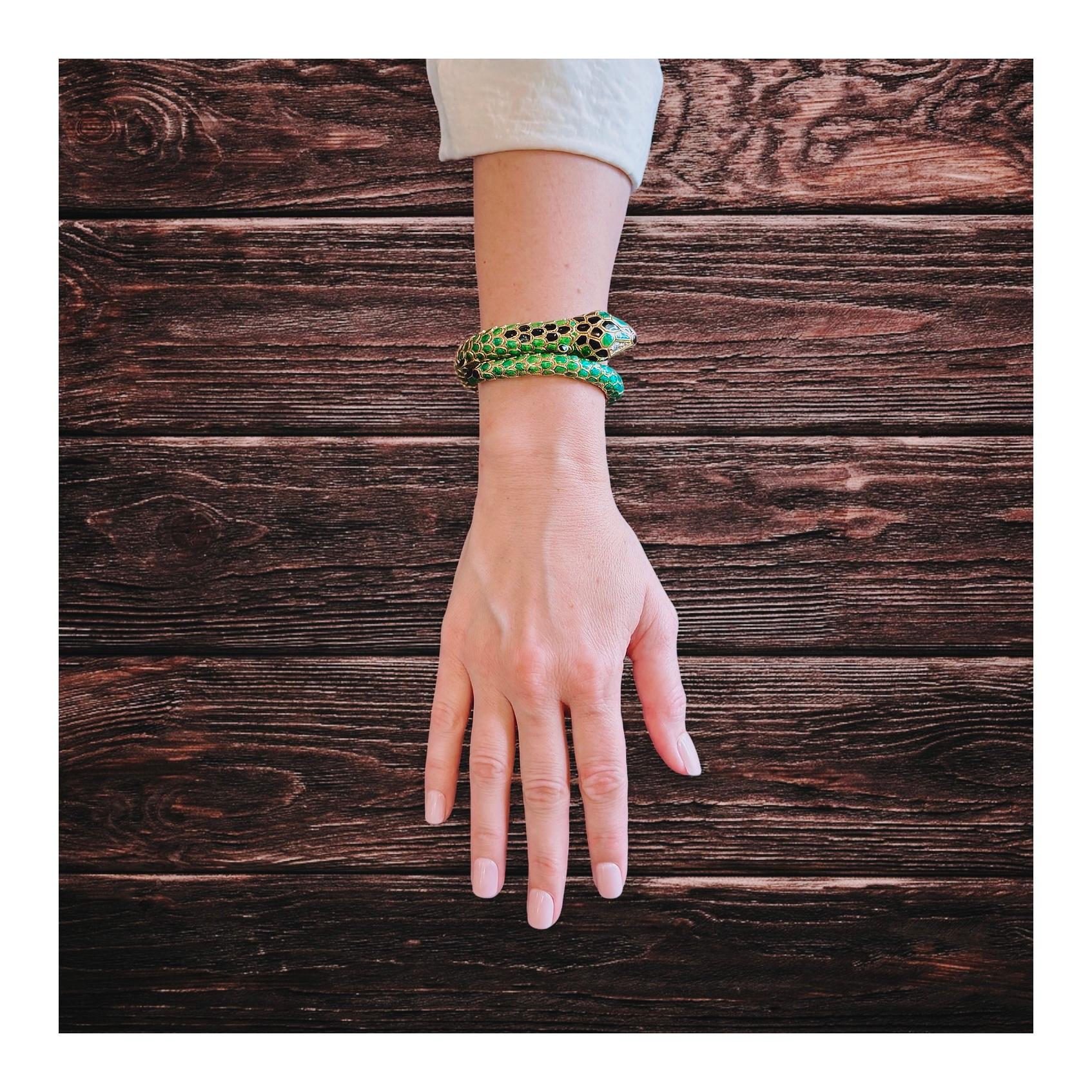 Bracelet en or jaune 18 carats à motif de serpent émaillé, circa 1960 en vente 1