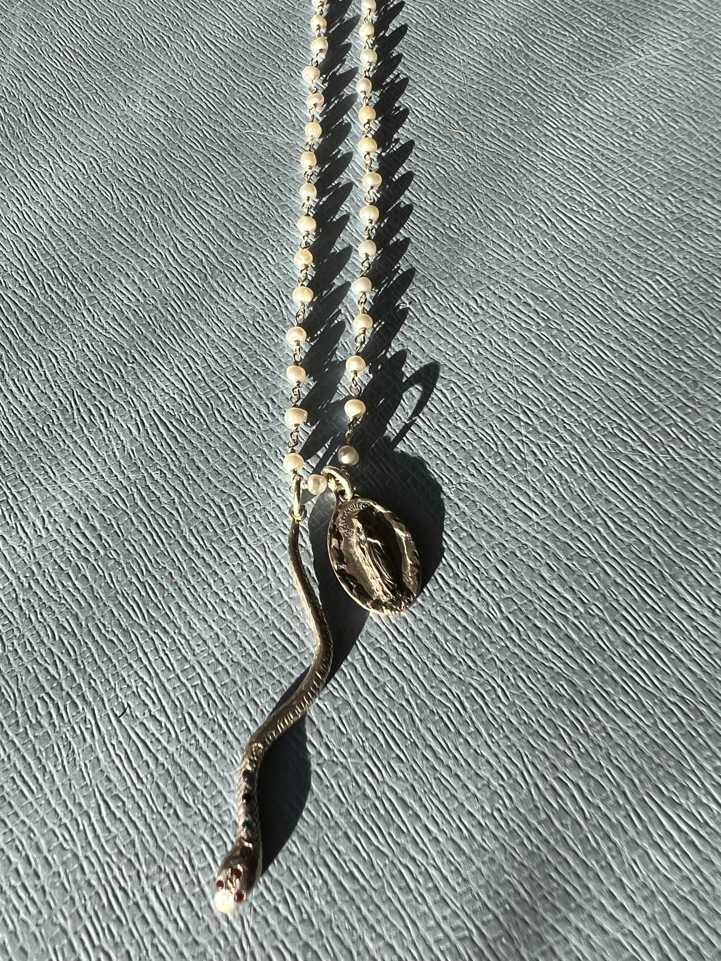 Massiver Schlangenanhänger aus Silber mit Edelsteinen in den Chakra-Farben: Rubin, orangefarbener Saphir, gelber Saphir, Smaragd, blauer Saphir, Iolith und weißer Diamant sowie eine versilberte Jungfrau Maria an einer Rosario-Perlenkette aus